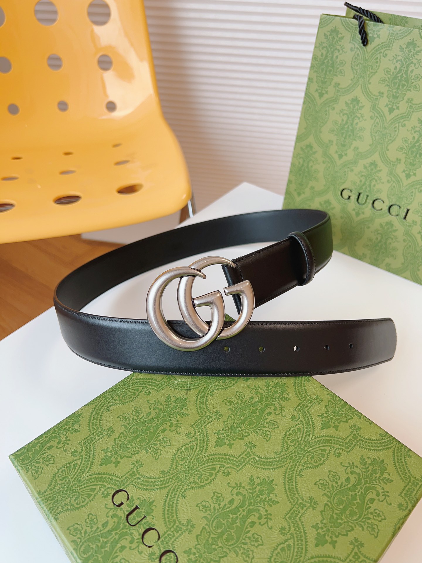 GUCCI新款圆形互扣式双G搭扣配饰