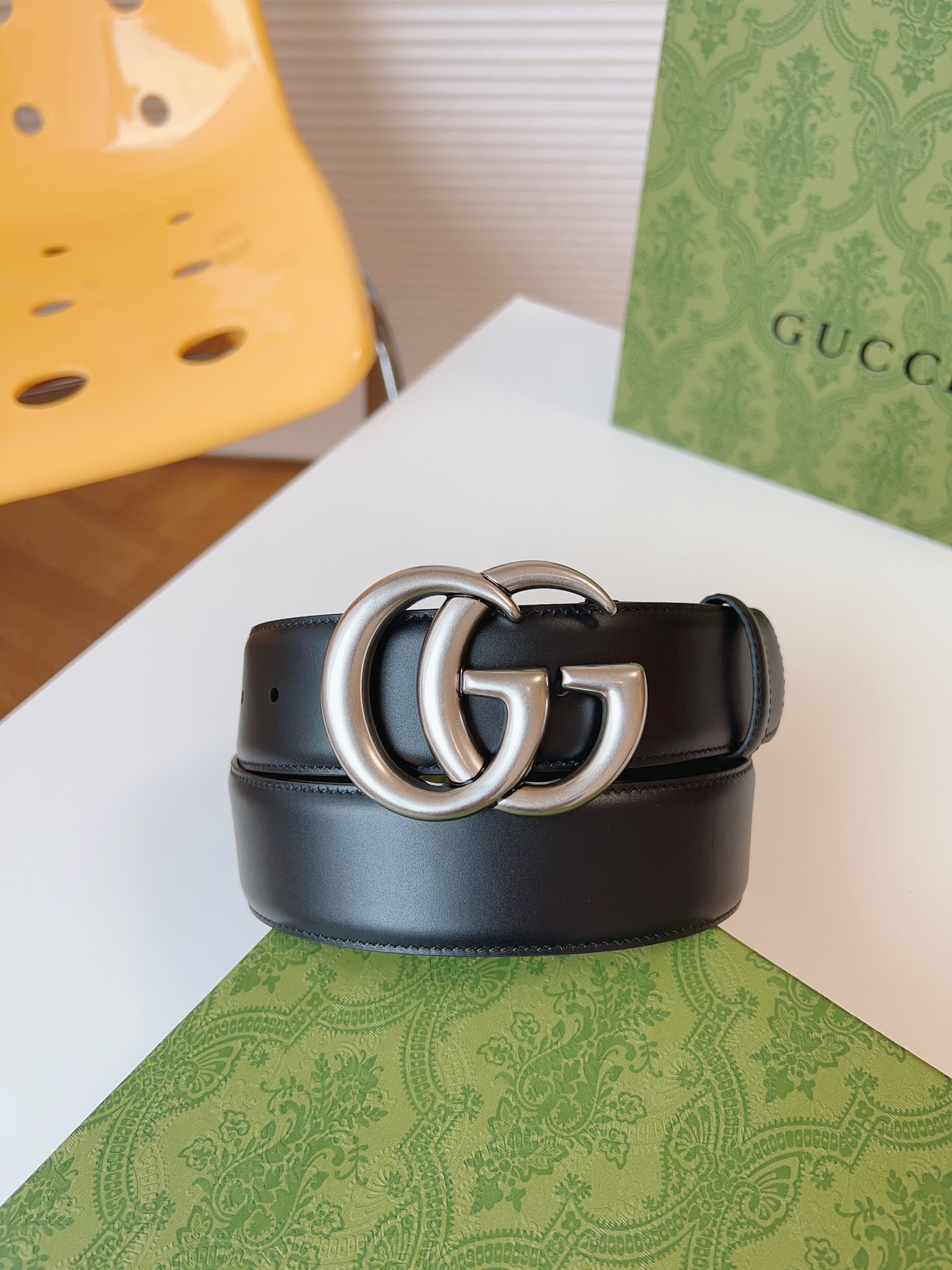 GUCCI新款圆形互扣式双G搭扣配饰