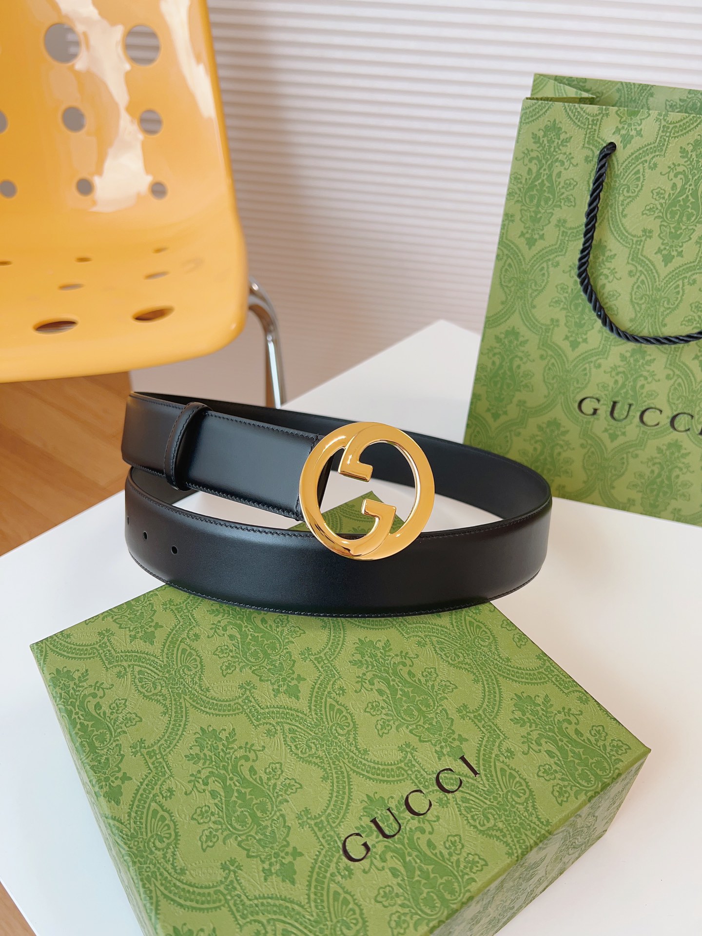 GUCCI新款圆形互扣式双G搭扣配饰