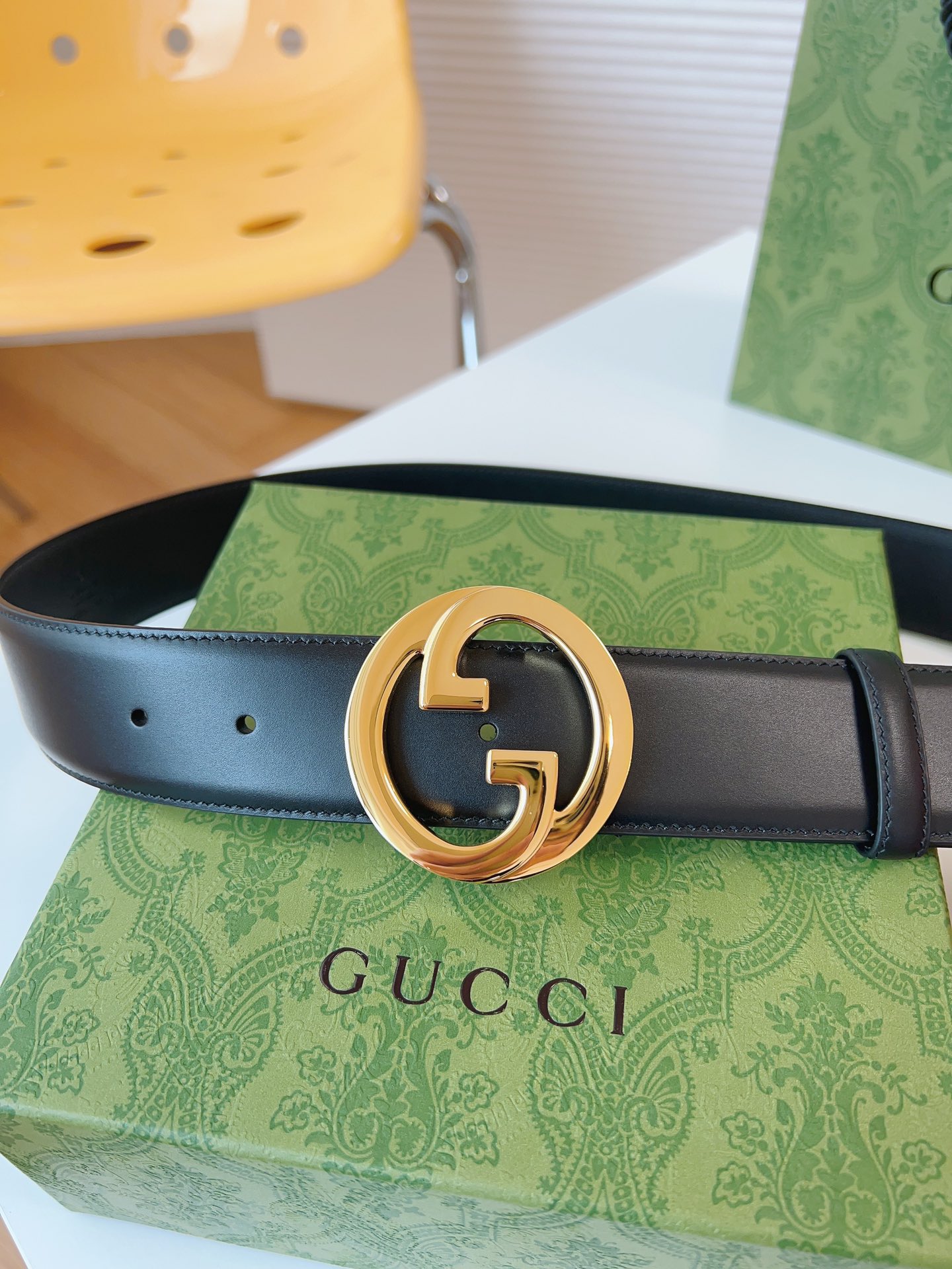 GUCCI新款圆形互扣式双G搭扣配饰