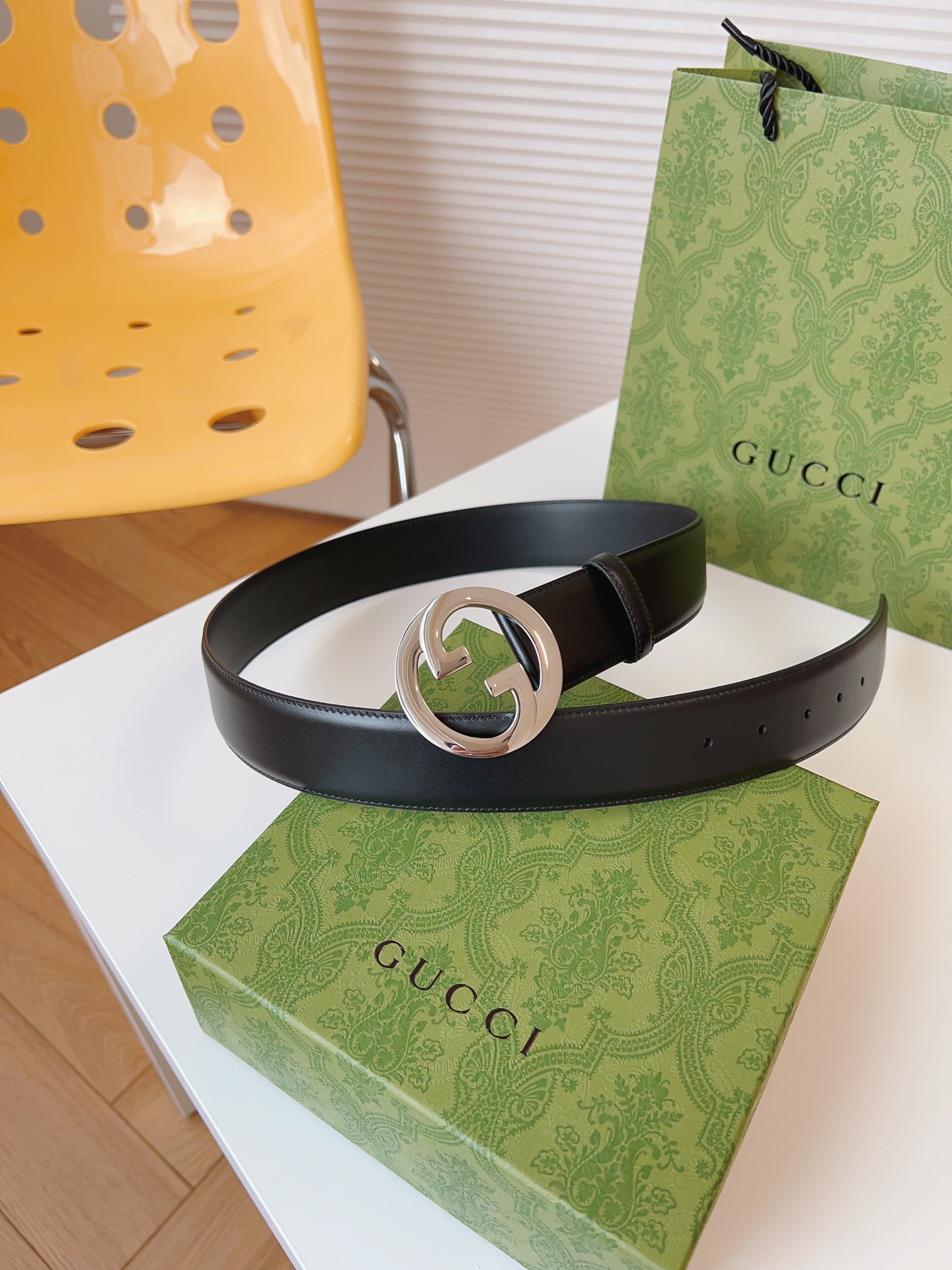 GUCCI新款圆形互扣式双G搭扣配饰