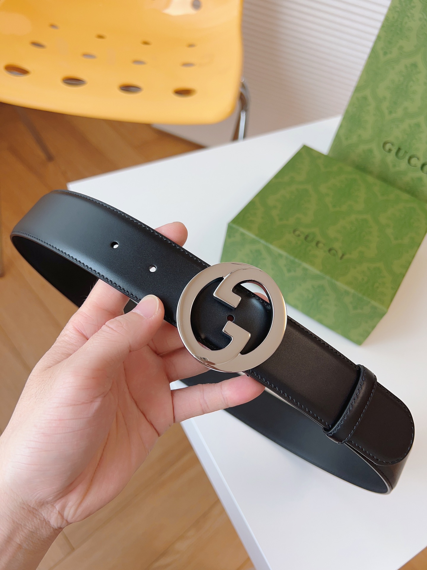 GUCCI新款圆形互扣式双G搭扣配饰