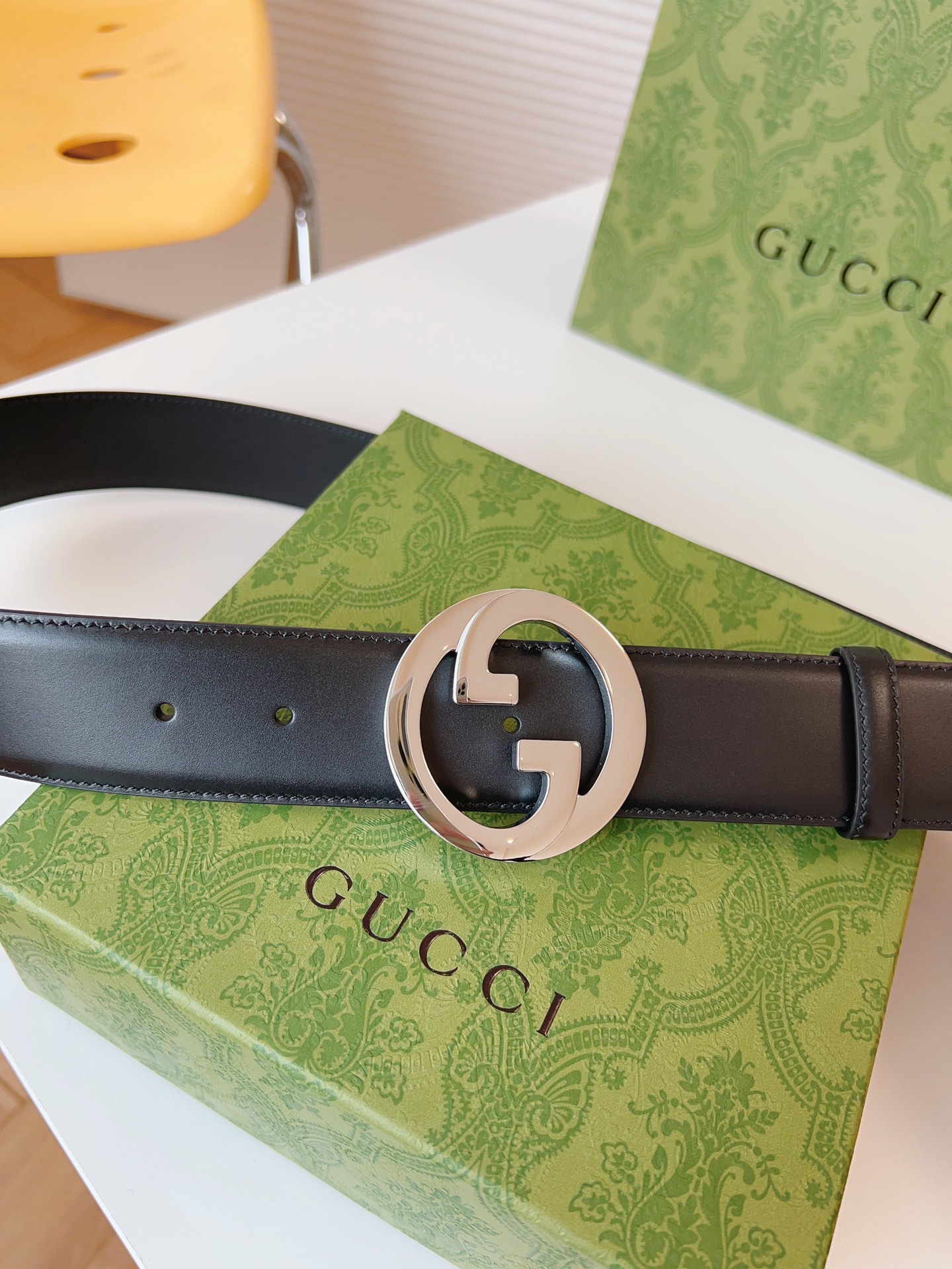 GUCCI新款圆形互扣式双G搭扣配饰