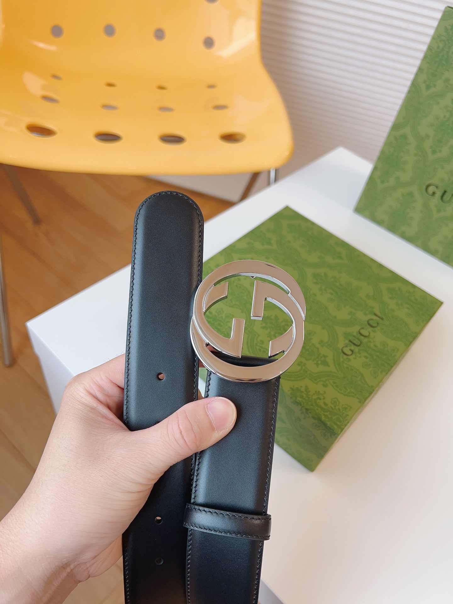 GUCCI新款圆形互扣式双G搭扣配饰