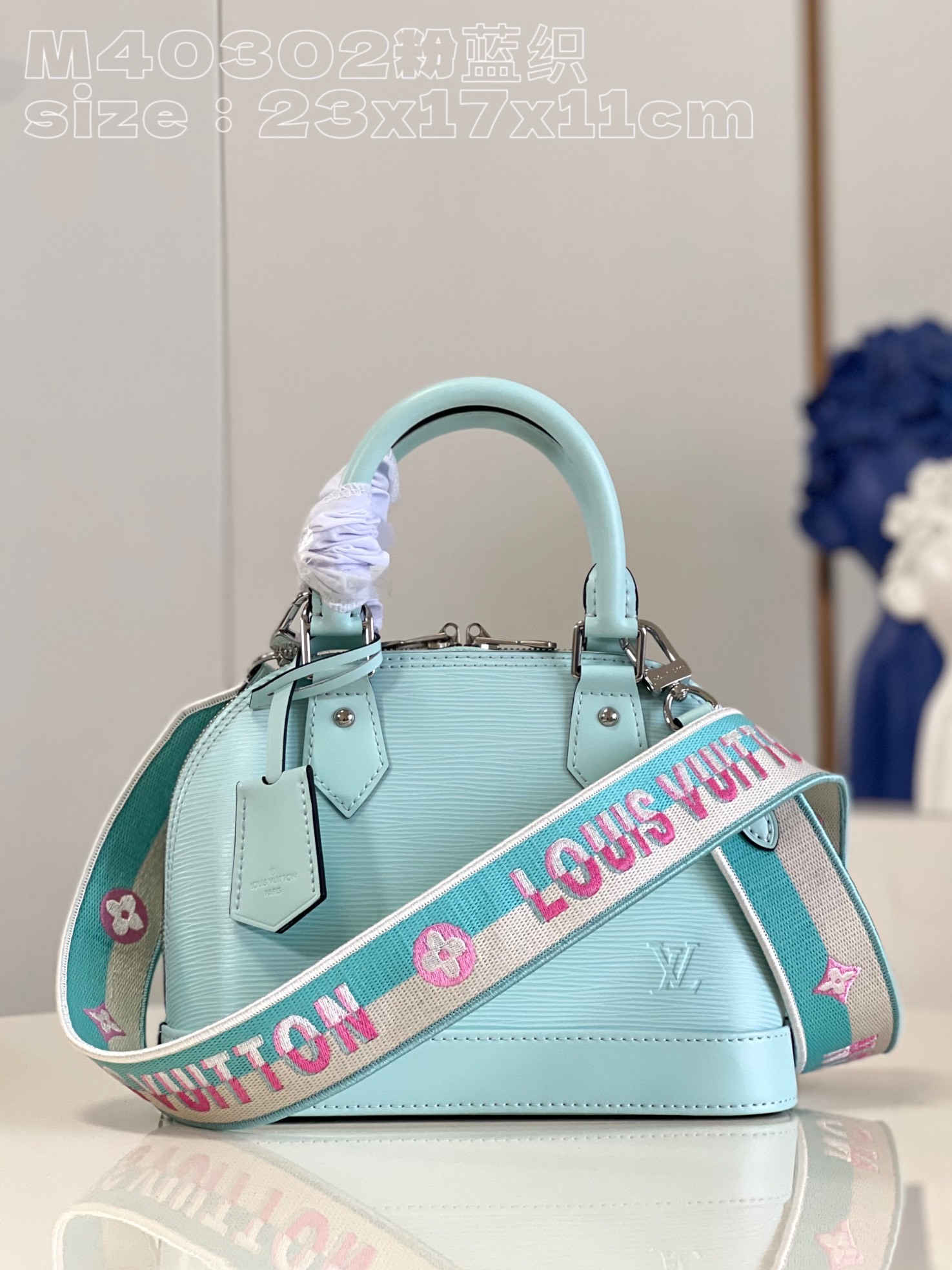 顶级原单M40302粉蓝织作为路易威登标志性的设计之一AlmaBB手袋此次取材Epi皮革将路易威登标识刺