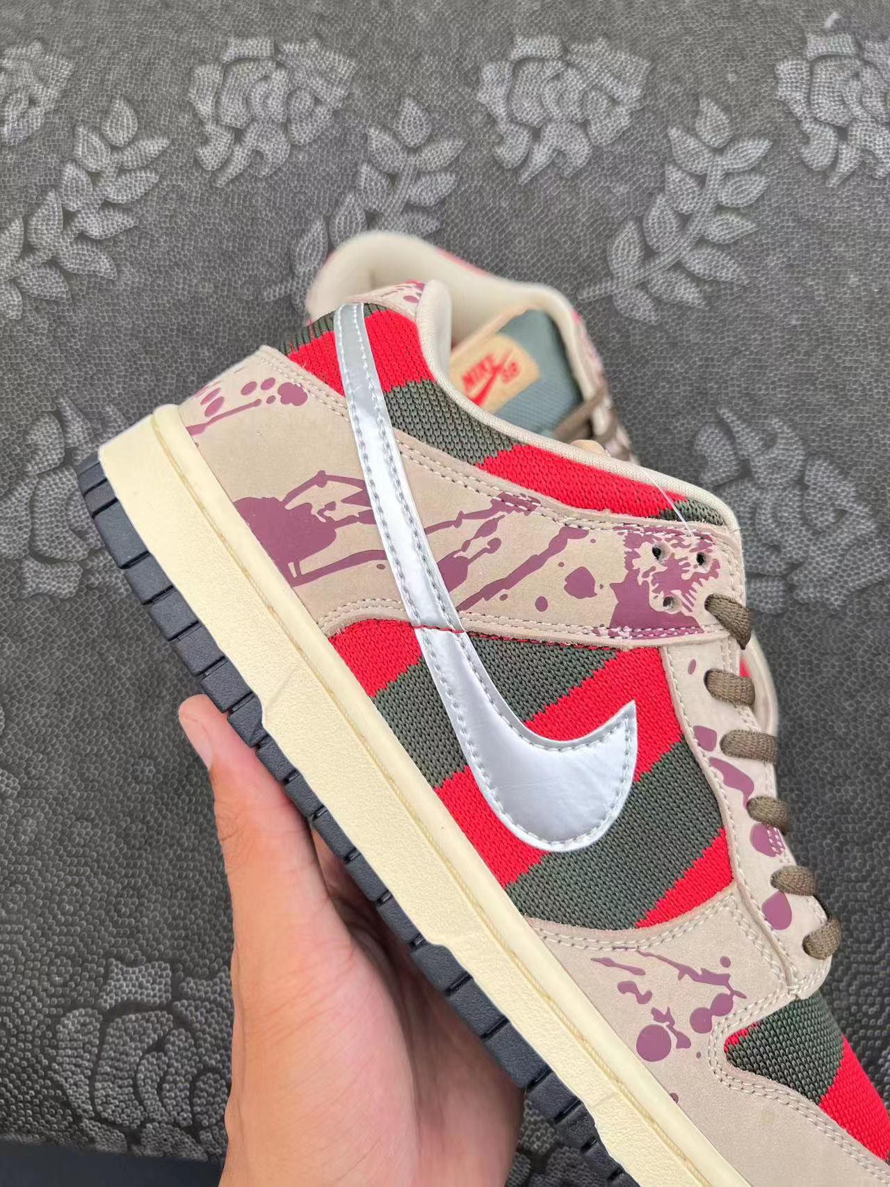 ? Dunk Low SB 猛鬼街 灰红配色?