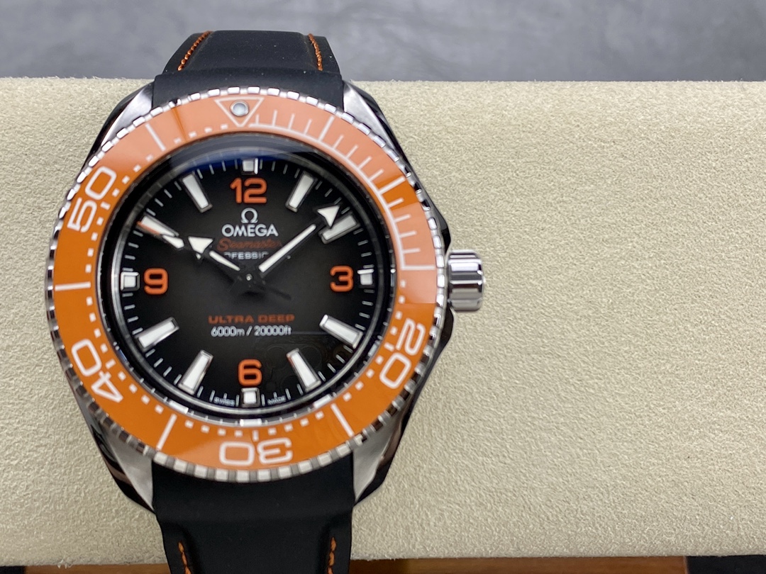 SBF vs Omega New « Orange Neptune » est monté sur le trône. Ocean Universe 600 mètres d’Ultra Deep, une performance de plongée peut appuyer sur le nouveau Neptune avec Rolex Ghost King sur le terrain. Cadran numérique orange, couvercle inférieur de lanse orange-dense, sans crainte de défauts. La valeur nominale augmente l’univers marin 1948, il ne sera pas à l’ancienne et les détails sont exquis. Il est équipé d’un mouvement exclusif Omega 8912, qui est stable et fiable. Soyez un homme charmant et portez un Neptune. Je le recommande, louange!