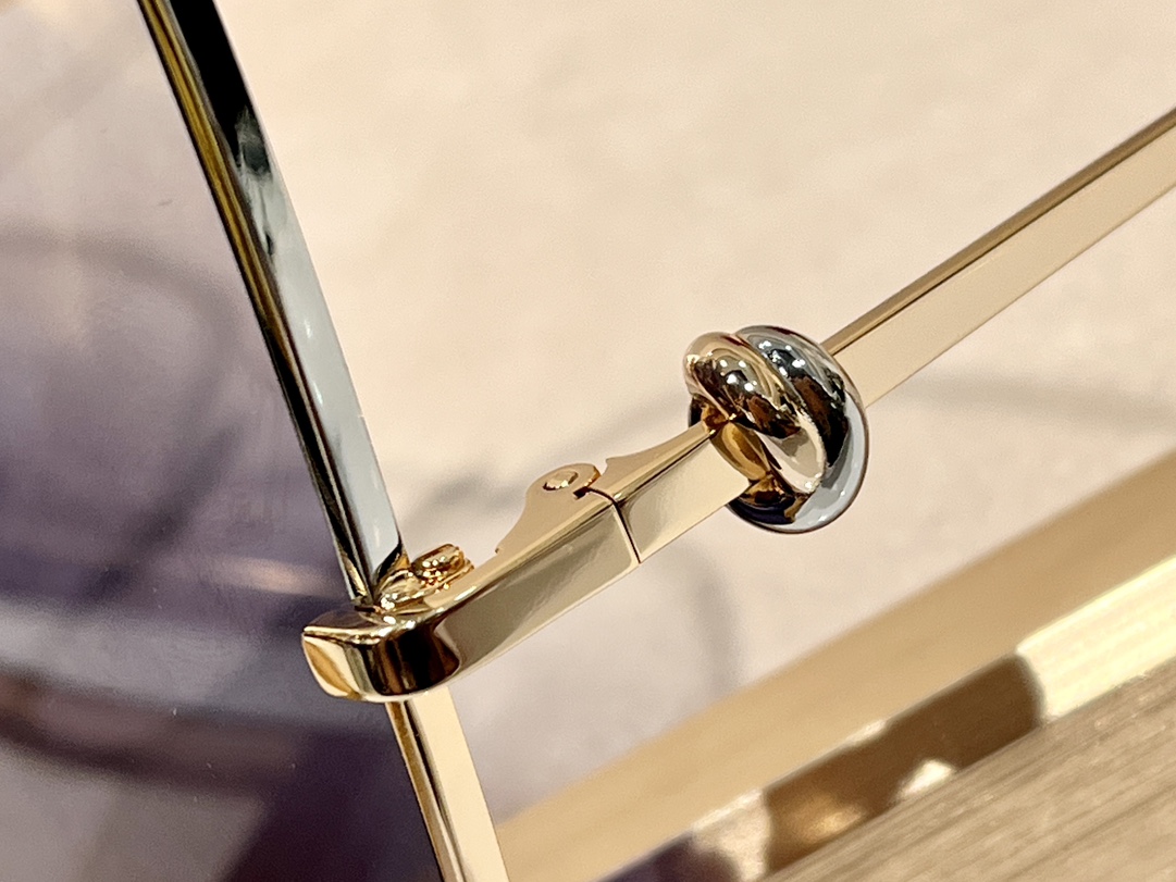  Cartier 
双色电镀
CT0361
Size61口16-145
内镀蓝膜镜片

