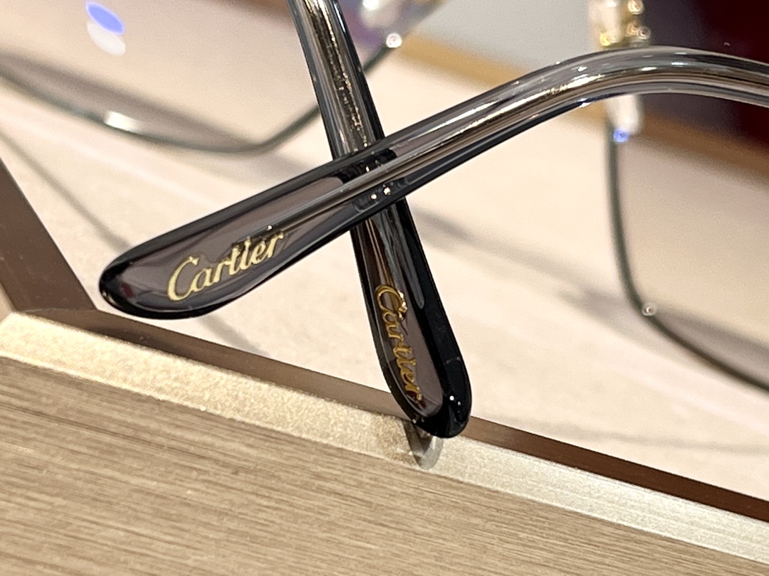  Cartier 
双色电镀
CT0361
Size61口16-145
内镀蓝膜镜片

