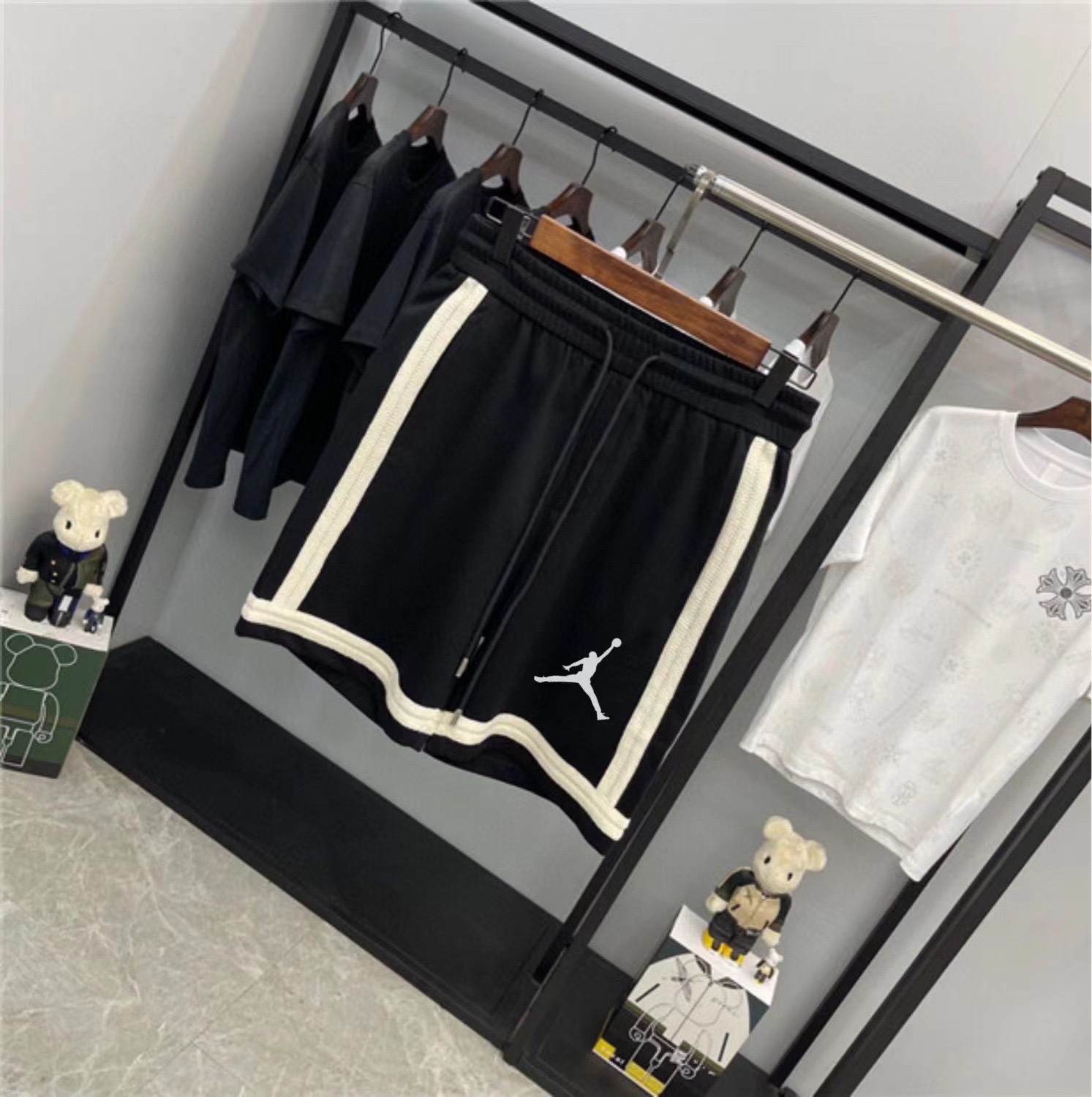 供货价:60💰『青岛贸易品』优质面料,顶尖1:1复刻,原包装➕原吊牌  
AJ乔丹 织带宽松直筒短裤情侣款
Color: 黑色  Size: M-XL
M 腰围90 臀围112 裤长50 (cm）
L 腰围94 臀围116 裤长51 (cm）
XL 腰围98 臀围120 裤长52 (cm）