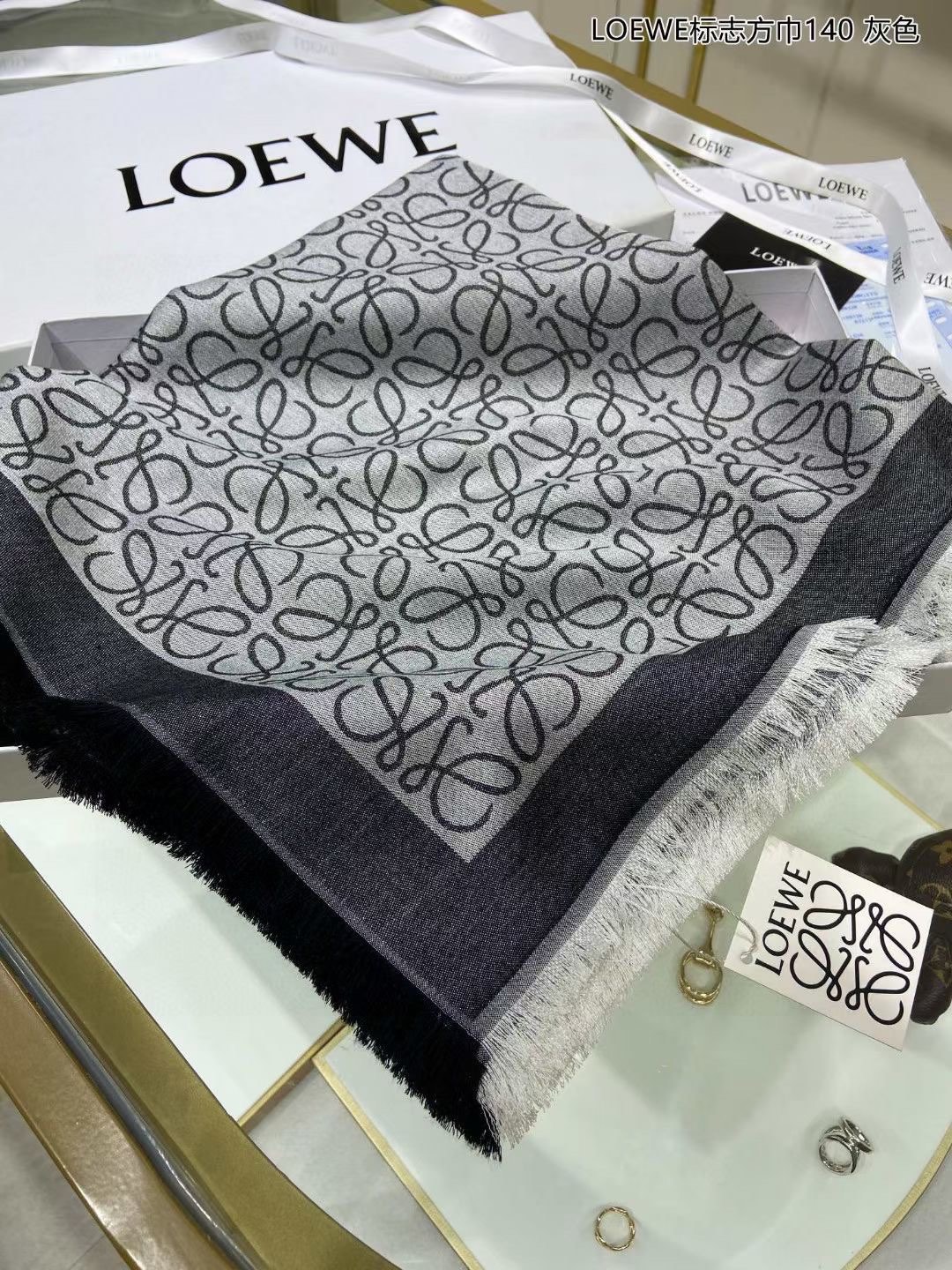 💟补单到🎁🎁👑👑罗意威【LOEWE标志方巾140】很幸运拿到這个品牌的东西，真的不多见，很少在国內做订单