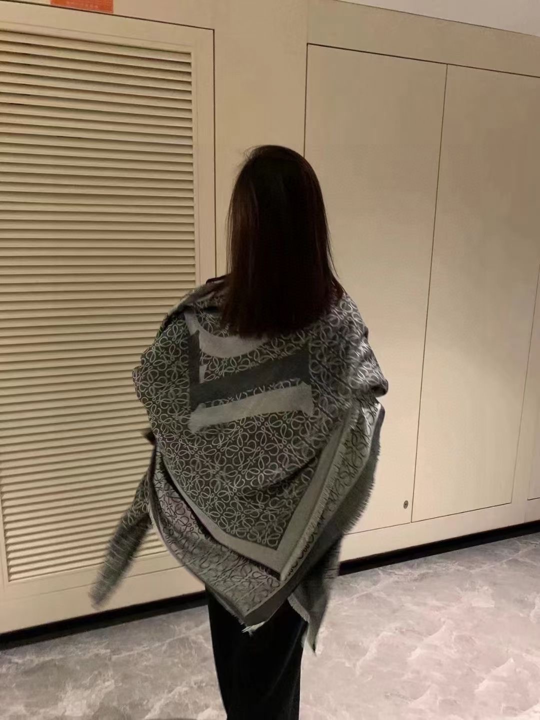 💟补单到🎁🎁👑👑罗意威【LOEWE标志方巾140】很幸运拿到這个品牌的东西，真的不多见，很少在国內做订单