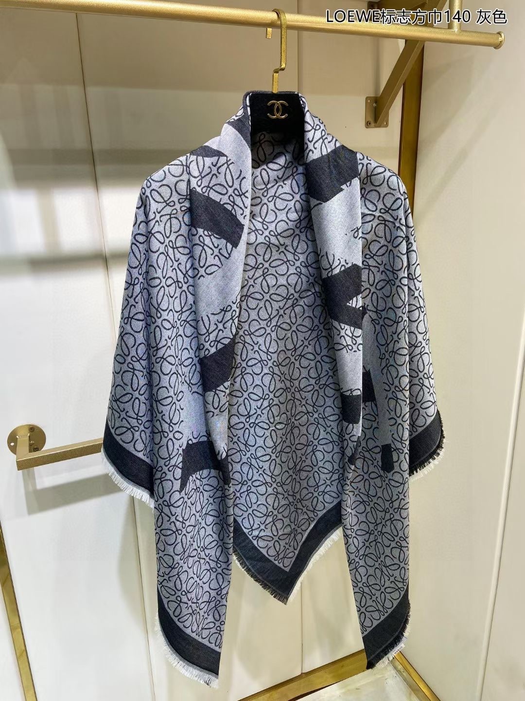 💟补单到🎁🎁👑👑罗意威【LOEWE标志方巾140】很幸运拿到這个品牌的东西，真的不多见，很少在国內做订单