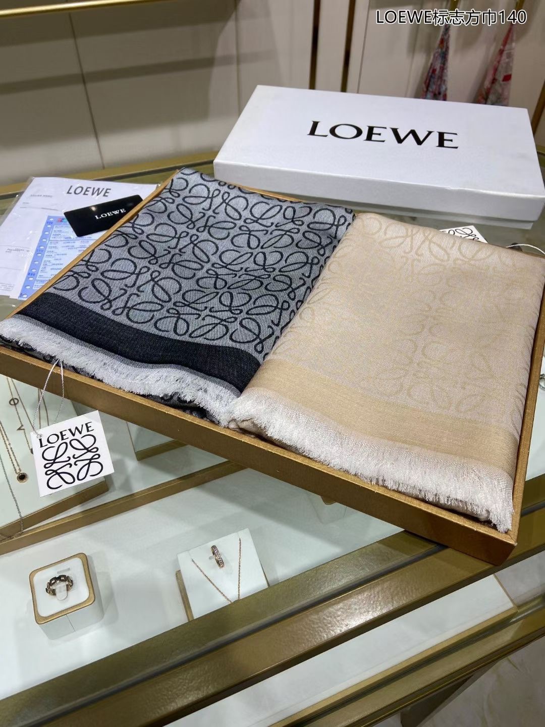 💟补单到🎁🎁👑👑罗意威【LOEWE标志方巾140】很幸运拿到這个品牌的东西，真的不多见，很少在国內做订单