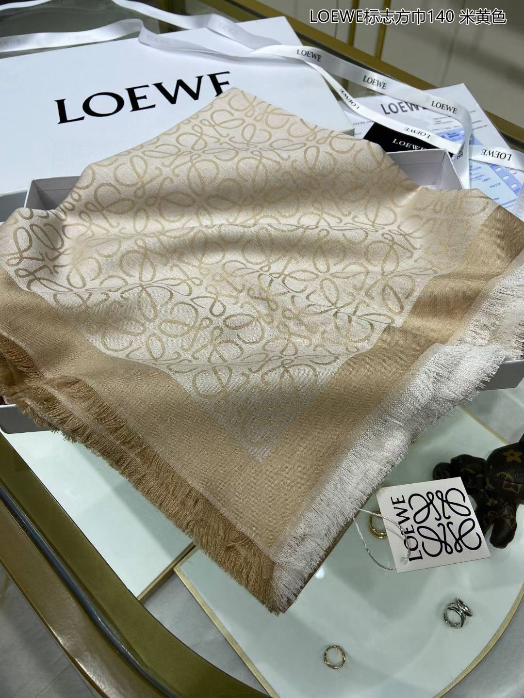 💟补单到🎁🎁👑👑罗意威【LOEWE标志方巾140】很幸运拿到這个品牌的东西，真的不多见，很少在国內做订单