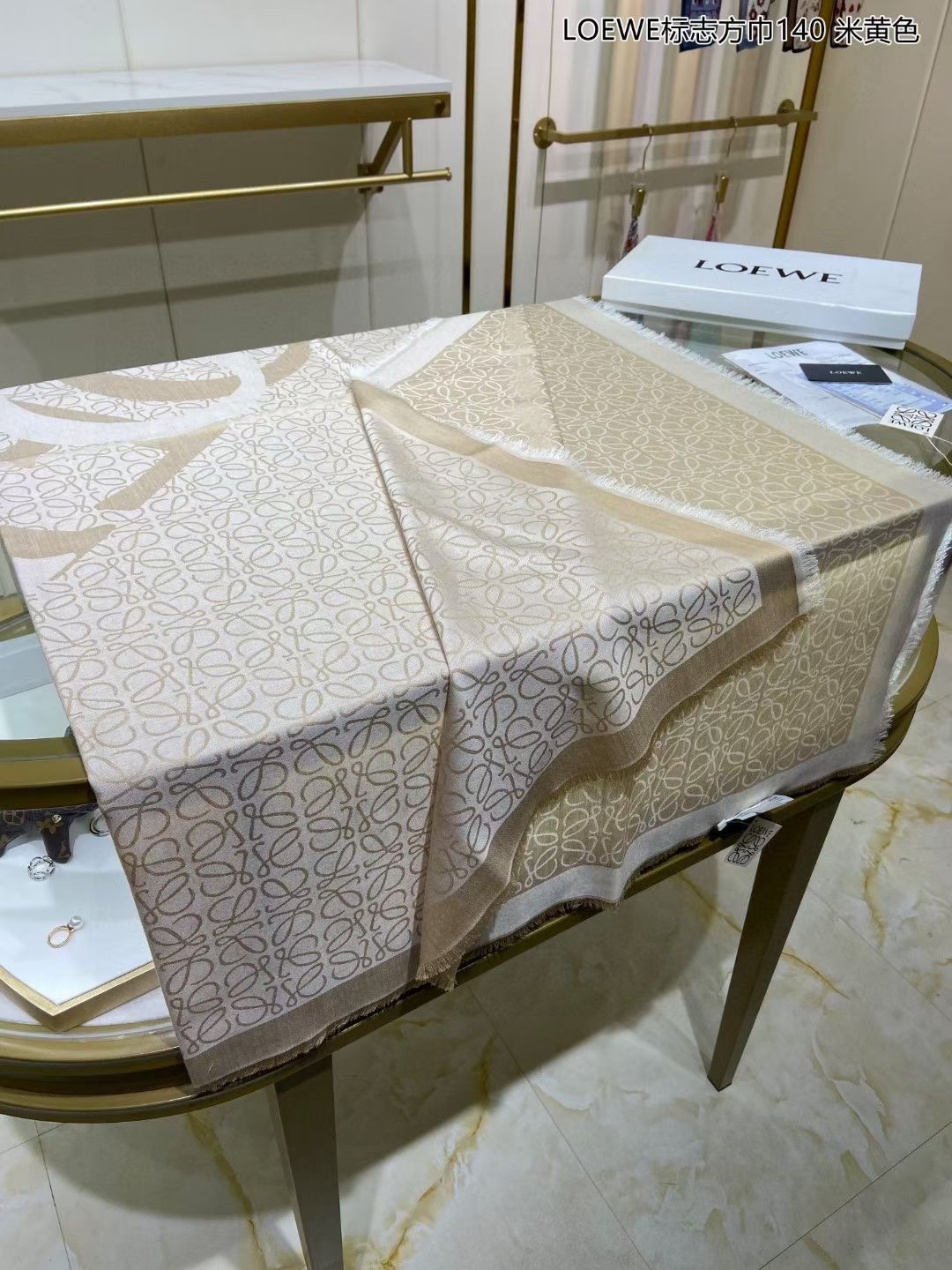 💟补单到🎁🎁👑👑罗意威【LOEWE标志方巾140】很幸运拿到這个品牌的东西，真的不多见，很少在国內做订单