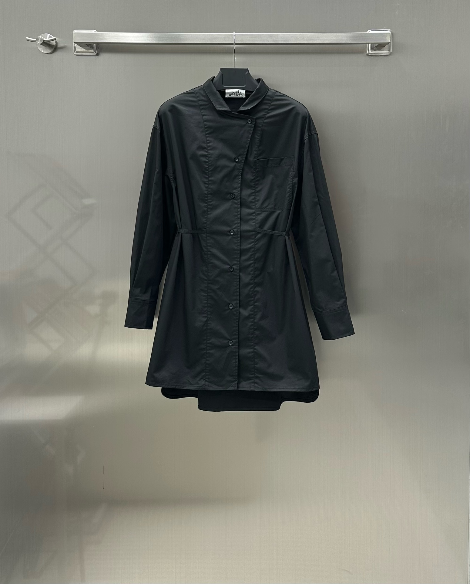 NO:696788,Herme* new products are on the shelves. Solid color lace-up shirt skirt. The body is designed with solid color texture. Customized matching fabric. Original development. Matched with waist cord adjustment decoration to make the ready-to-wear texture full. Elegant shirt skirt design. Daily OL wear to interpret classic fashion. A timeless item. High version 2 colors L,,hermes,skirts,19860909Herme* 新品上架 纯色系带衬衣裙 大身沿用纯色肌理设计 定制对版面料 原版开发 搭配腰绳调节装饰 让成衣质感十足 优雅气质的衬衣裙设计 日常OL都 穿搭演绎经典时尚 一款永不过时的单品 高版本2色 L,,hermes,skirts,,Women's clothing