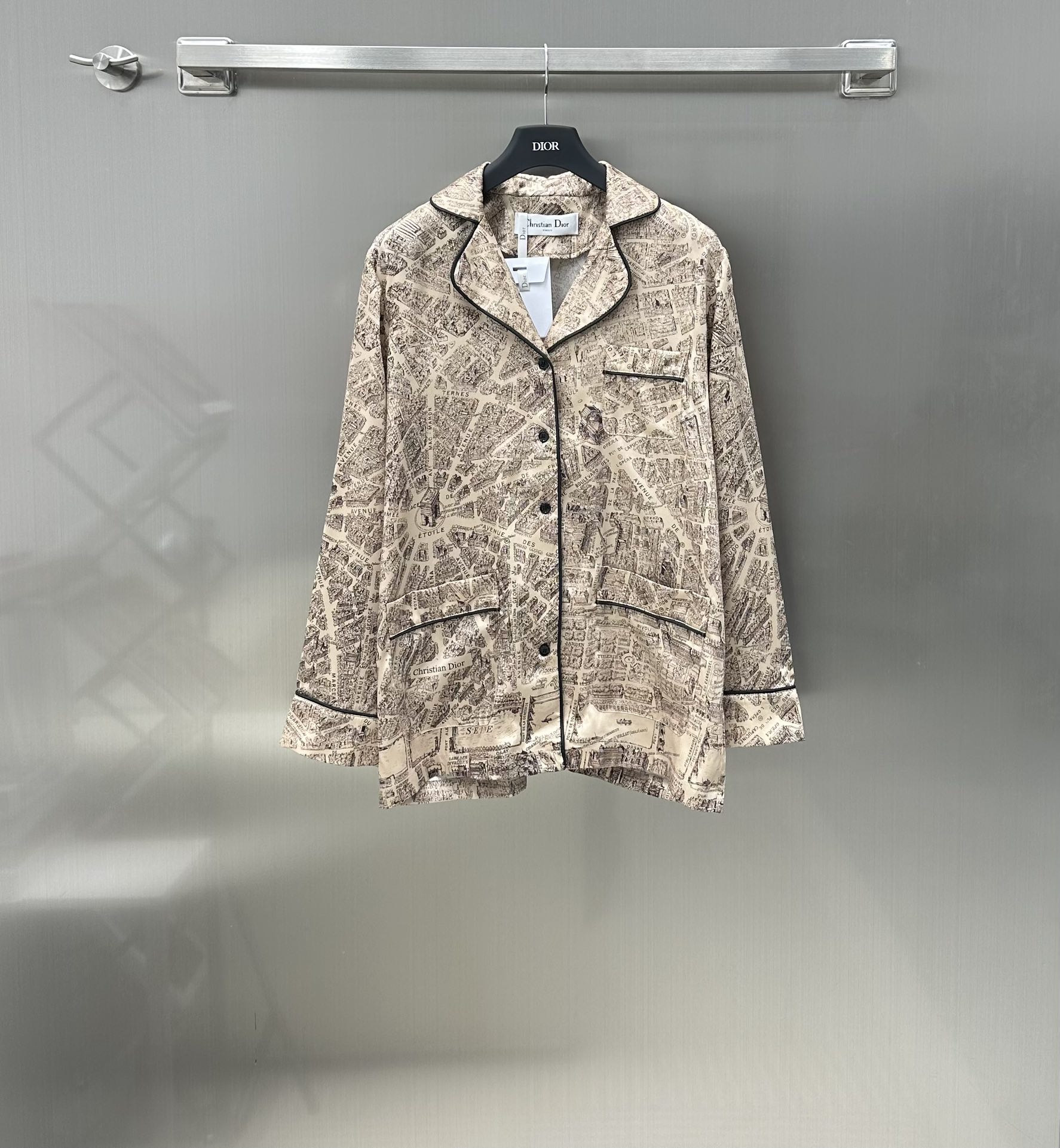 NO:696790,Dio* new product launches home pajamas set. Customized YB thin acetate material. The texture is light and comfortable. The map is printed all over. Retro and high-end. Paired with a stowable bag. Easy to store and carry. A long-sleeved shirt with the same loose wide-leg pants. The upper body is lazy and comfortable. It is suitable for walking the dog on the street. It can also be used as home clothes. Comfort. A set of outfits gives a high-end lazy style. High version, dior, shirts,19860909Dio* 新品上架居家睡衣套装 定制YB轻薄醋酸材质 质感轻薄舒适 地图满印图案 复古高级 搭配可收纳包包 收纳携带方便 长袖衬衫搭配同款宽松阔腿裤 一套上身慵懒舒适 出街遛狗都很合适 也当居家服 舒适度 一套穿搭出高级慵懒风  高版本,,dior,shirts,,Women's clothing