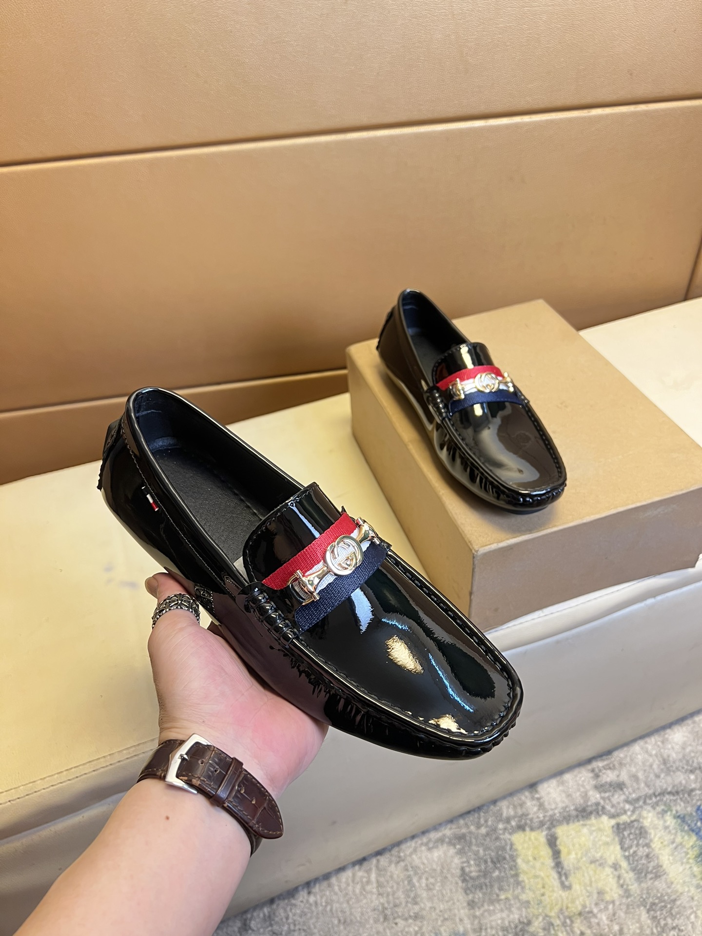 NO:271479,p【Guqi】Hong Kong original single-quality beanie shoes. Exquisite craftsmanship, high-end boutique men's casual style, lazy foot cover Loafer style. This fabric uses imported top Italian original bright leather sheep lily. The original non-slip wear-resistant rubber outsole is the only choice for driving leather shoes. The size of 38-44, loafers19860909p【古奇】 香港原单品质豆豆鞋.精湛工艺 高端精品男士休闲款 懒人套脚乐福款 此款面料采用进口顶级意大利原版亮皮羊里 里更为高档 原版防滑耐磨橡胶大底驾车唯一选择皮鞋码数38-44码,,loafers,Men's shoes