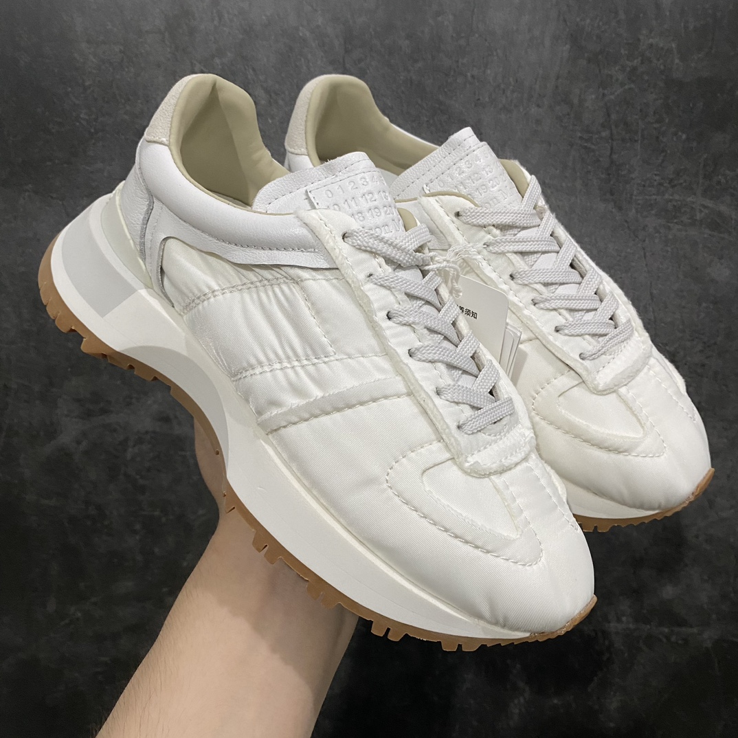 【渠道纯原】 Maison Margiela Runner Evolution Retro Low Sneakers 马吉拉 MM6网红英训鞋英训风解构低帮复古百搭休闲慢跑鞋 高端零售专供批次 原档数据开发数月百分百还原 原盒原配防尘袋购物卡 全网唯一正确0-23数字排版 一比一间距字体 内里全头层小羊皮 原版防滑鞋底设计 粒面皮革、尼龙和绒面革面料 鞋舌徽标贴饰 绒面革后跟 饰有白色缝线、浸胶细节和徽标压花 抛光皮革和尼龙平纹针织衬里 泡沫橡胶中底 纹理橡胶外底  尺码：36 36.5 37 38 39 40 41 42 42.5 43 44 44.5 45 编码：HH500530-鞋库