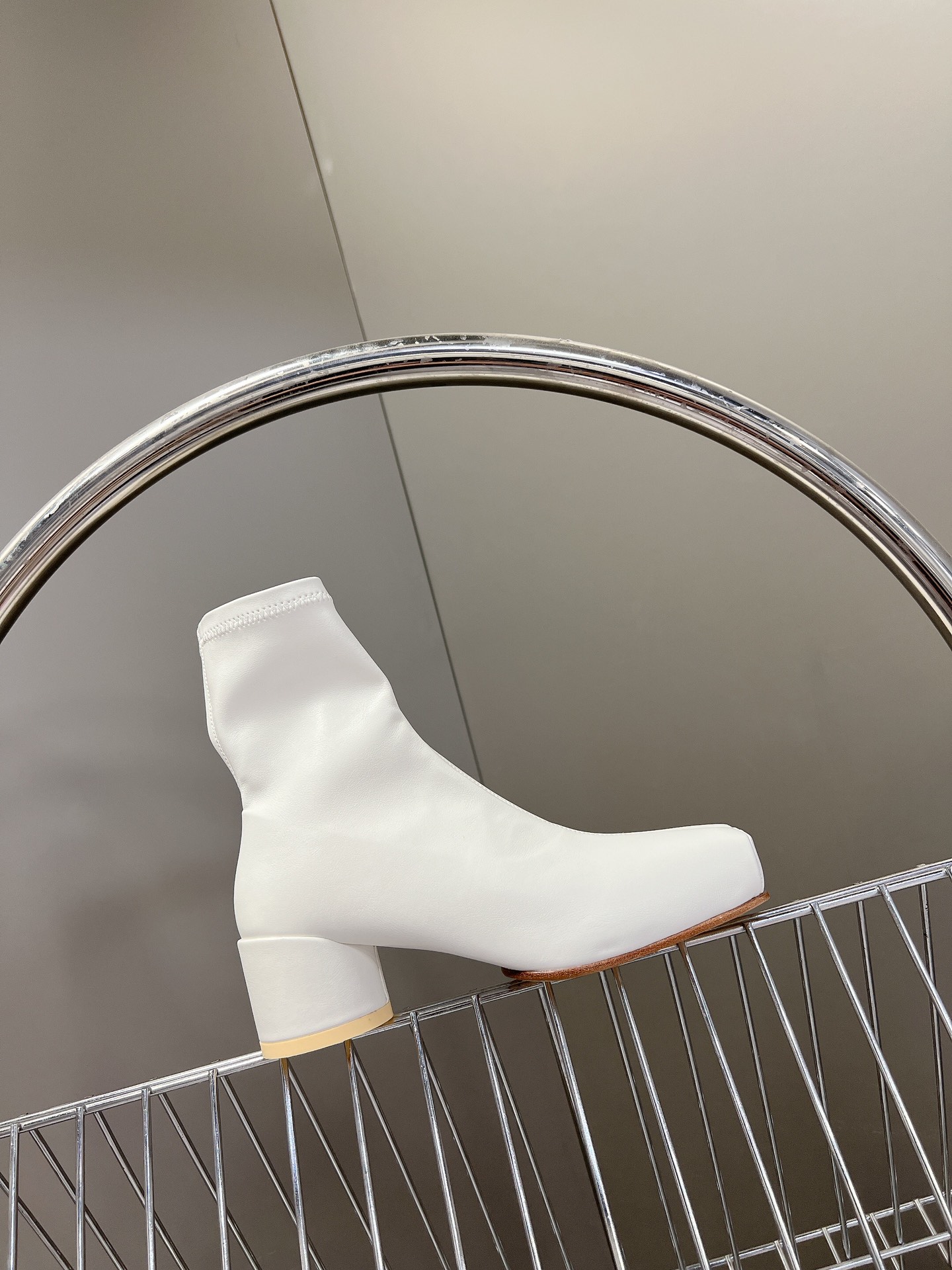 马吉拉MM6弹力靴系列上新白色简约的
