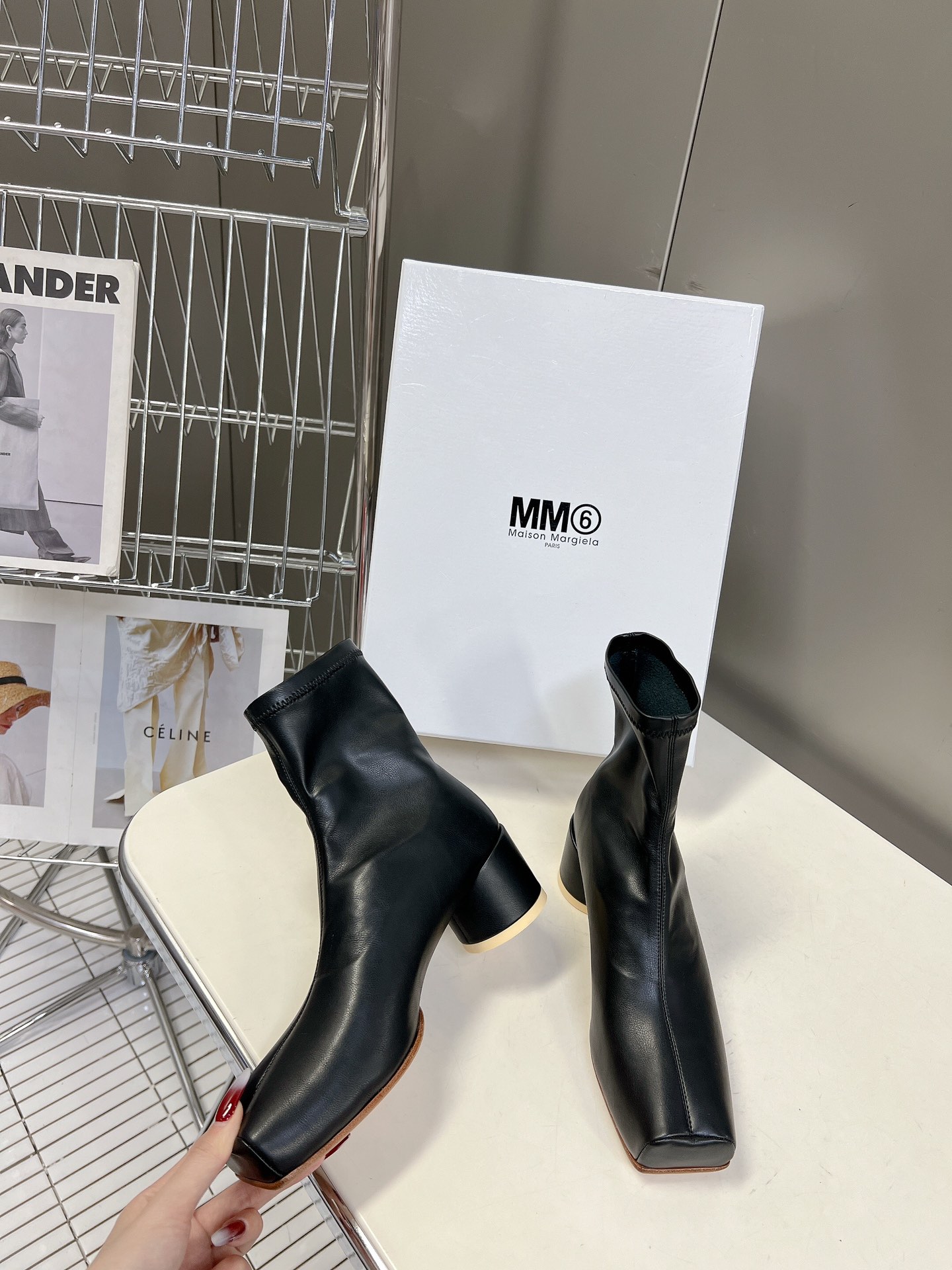 马吉拉MM6弹力靴系列上新白色简约的