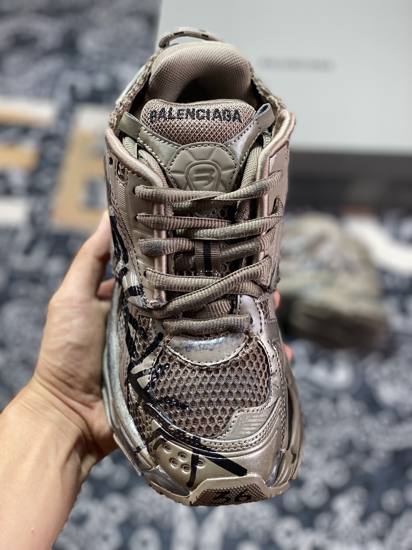 550 巴黎世家BALENCIAGA Runner Sneaker”Khaki Brown/Black“慢跑鞋“解构破坏卡其棕黑涂鸦LOGO”677402 W3RBQ 2010