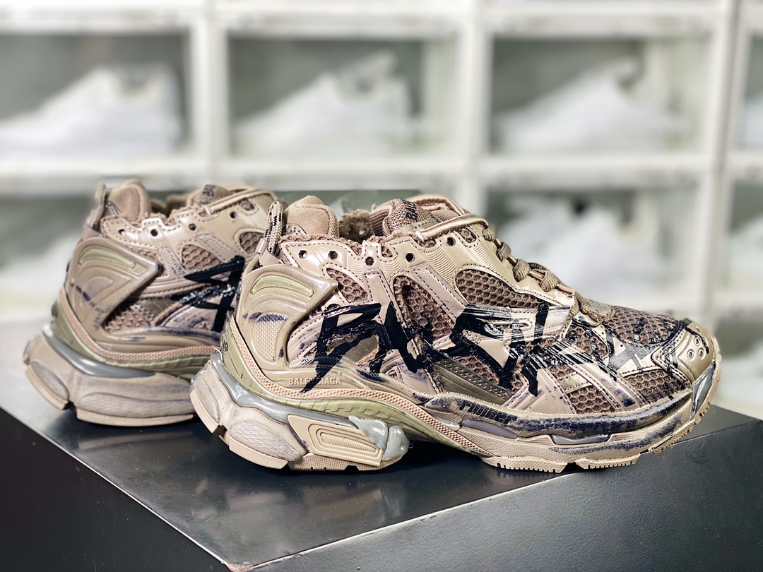 550 巴黎世家BALENCIAGA Runner Sneaker”Khaki Brown/Black”慢跑系列低帮慢跑鞋“解构破坏卡其棕黑涂鸦LOGO”677402 W3RBQ 2010