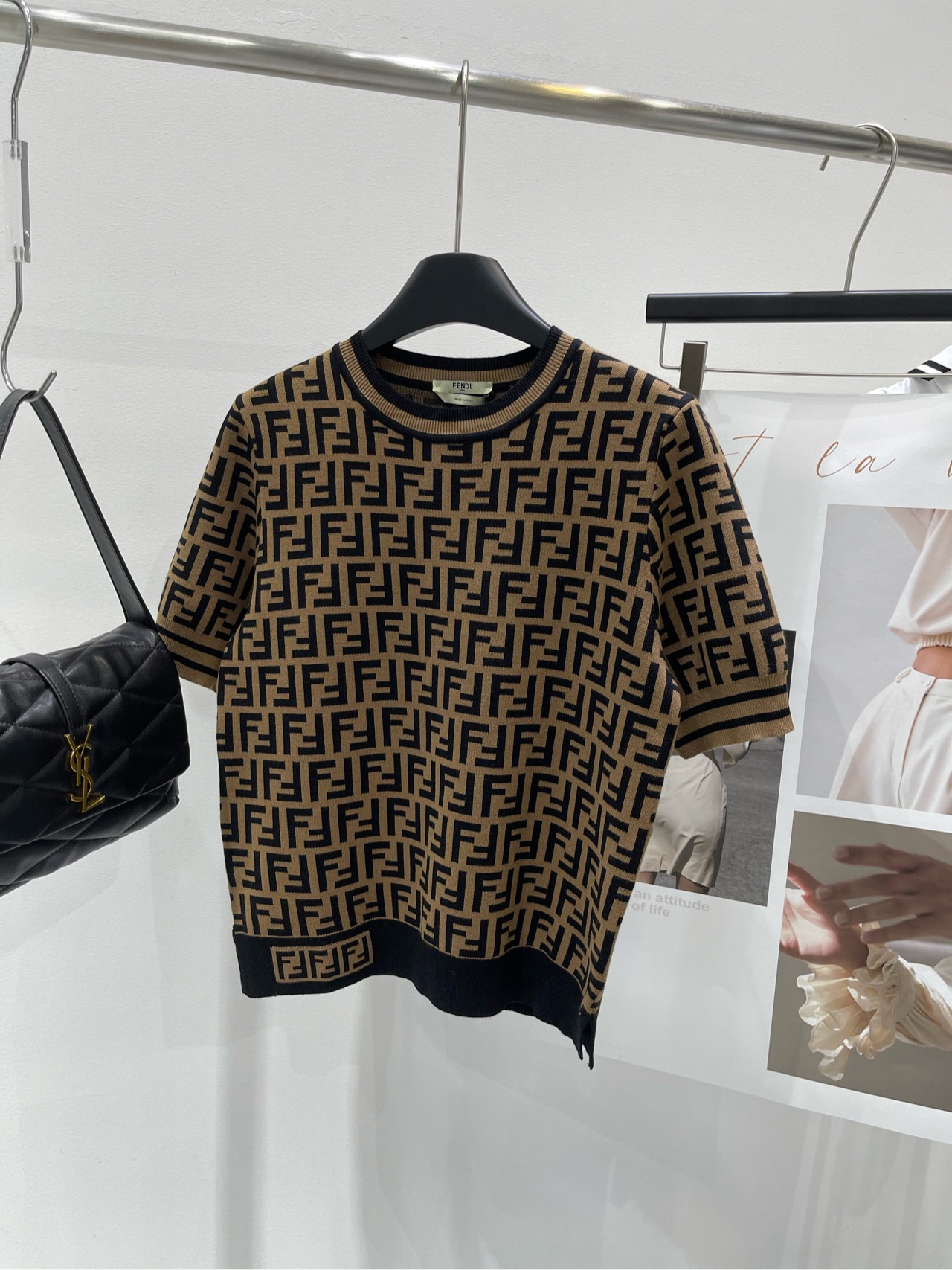 NO:315435,【FF knitted short-sleeved top】, imported cotton fabric   tensil blend, weight 0.35kg color brown Fend* Fendi double f letter knitted short-sleeved series, full of letter logo patterns, high-end brown color shows white skin, noble, elegant, atmospheric and high-end style, classic three-dimensional tailoring design shows feminine charm, the clothes feel good and wear resistance is also very good. Manufactured by imported German machine, breathable and comfortable in summer, click on the key points, we have three standards. It is worth mentioning that the FF letters on the splicing on both sides of the front and back are also suitable. Non-market ordinary version, flat size S shoulder width 36, bust 88, 53, sleeve length 23 M shoulder width 37, bust 92, 54, sleeve length 24 L shoulder width 38, bust 96, 55, sleeve length 25, sleeve length 25  Manual measurement will have 2~3cm errors within the normal range, fendi, fendi, T-shirt, alexander wang19860909【FF针织短袖上衣】,面料进口棉 天丝混纺,重0.35kg 颜色咖啡色 Fend*芬迪双f字母针织短袖 炒鸡爆的系列,满身的字母logo图案标新立异 高级感的咖色显肤白高贵典雅大气上档次 经典的立体剪裁设尽显女性魅力 衣服手感很好,耐磨性也很好 德国进口机制造 夏天穿透气舒适 敲重点,我们三标齐全 值得一提的是,正反两面拼接处的FF字母 也是能对到位的 非市面普通版 平铺尺码 S肩宽36,胸围88,衣长53,袖长23 M肩宽37,胸围92,衣长54,袖长24 L肩宽38,胸围96,衣长55,袖长25 手工测量会有2~3cm误差属于正常范围,,fendi,fendi,T-shirt,alexander wang,Women's clothing