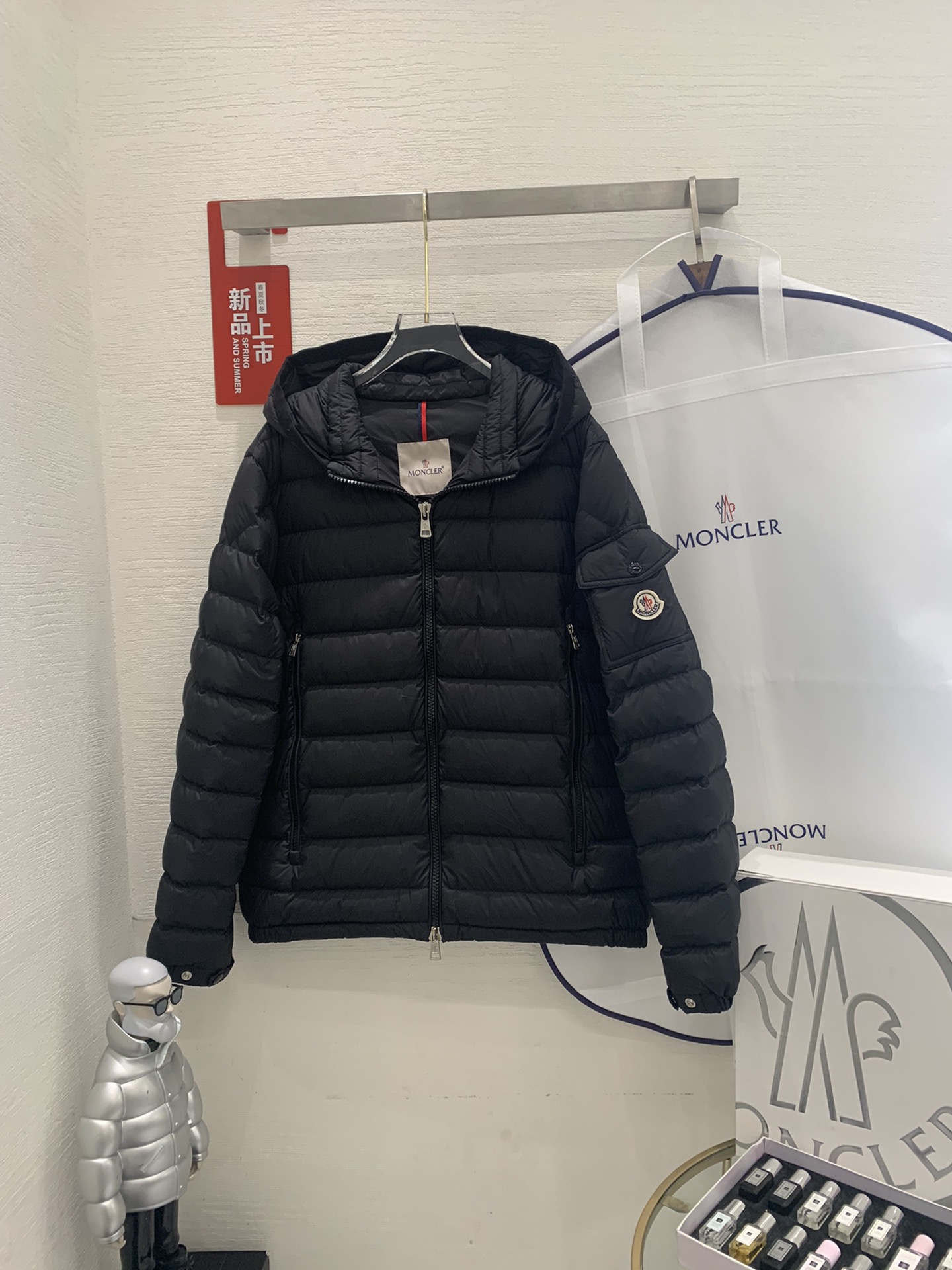 NO:462144,With dust bag Moncler‖Galion early autumn thin down jacket This down jacket jacket is light and warm, and is a classic jacket item suitable for all seasons and trends. It is also a classic style, with a timeless style and represents the brand's sports spirit. It provides warmth and protection without sacrificing lightness,, jackets & coats, jackets & coats, down jacket, alexander wang19860909配防尘袋Moncler‖Galion早秋轻薄羽绒服 这款羽绒服夹克轻便而保暖,是适合各种季节和潮流的经典外套单品.也是经典的一款,具有永恒的风格,代表了品牌的运动精神.在不牺牲轻盈感的情况下提供保暖和保护,,jackets & coats,jackets & coats,down jacket,alexander wang,Women's clothing