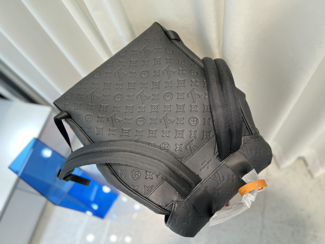 A zipped front pocket allows easy access to daily essentials, while a - Bag 5