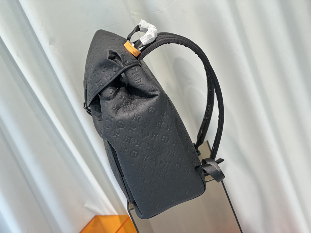 A zipped front pocket allows easy access to daily essentials, while a - Bag 3