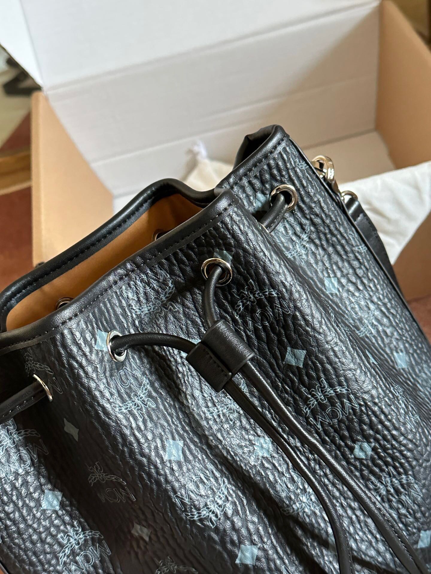 MCM MCM 这款Dessau抽绳包以一个对包豪斯设计具有历史