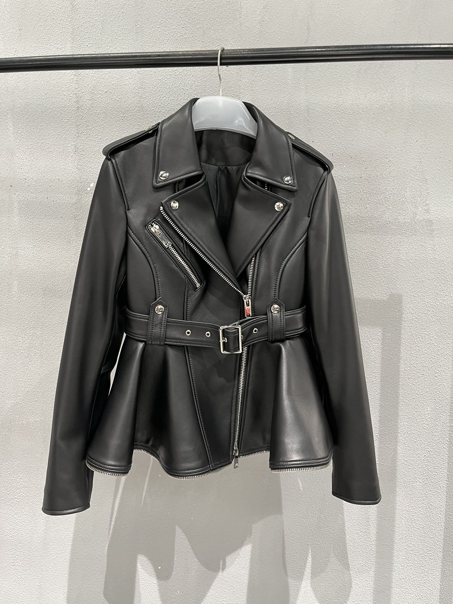 NO:721873,,McQueen's tuxedo-style waisted sheepskin jacket, with a waisted design, the upper body is super slimming. Black and red. The skirt is available for real photos, women's clothing, alexander mcqueen, skirts, jackets & coats, sheepskin,19860909,麦昆燕尾式收腰羊皮外套,收腰设计,上身超级显身材.黑色和红色.裙子有空补实拍,女装,alexander mcqueen,skirts,jackets & coats,sheepskin,,Women's clothing