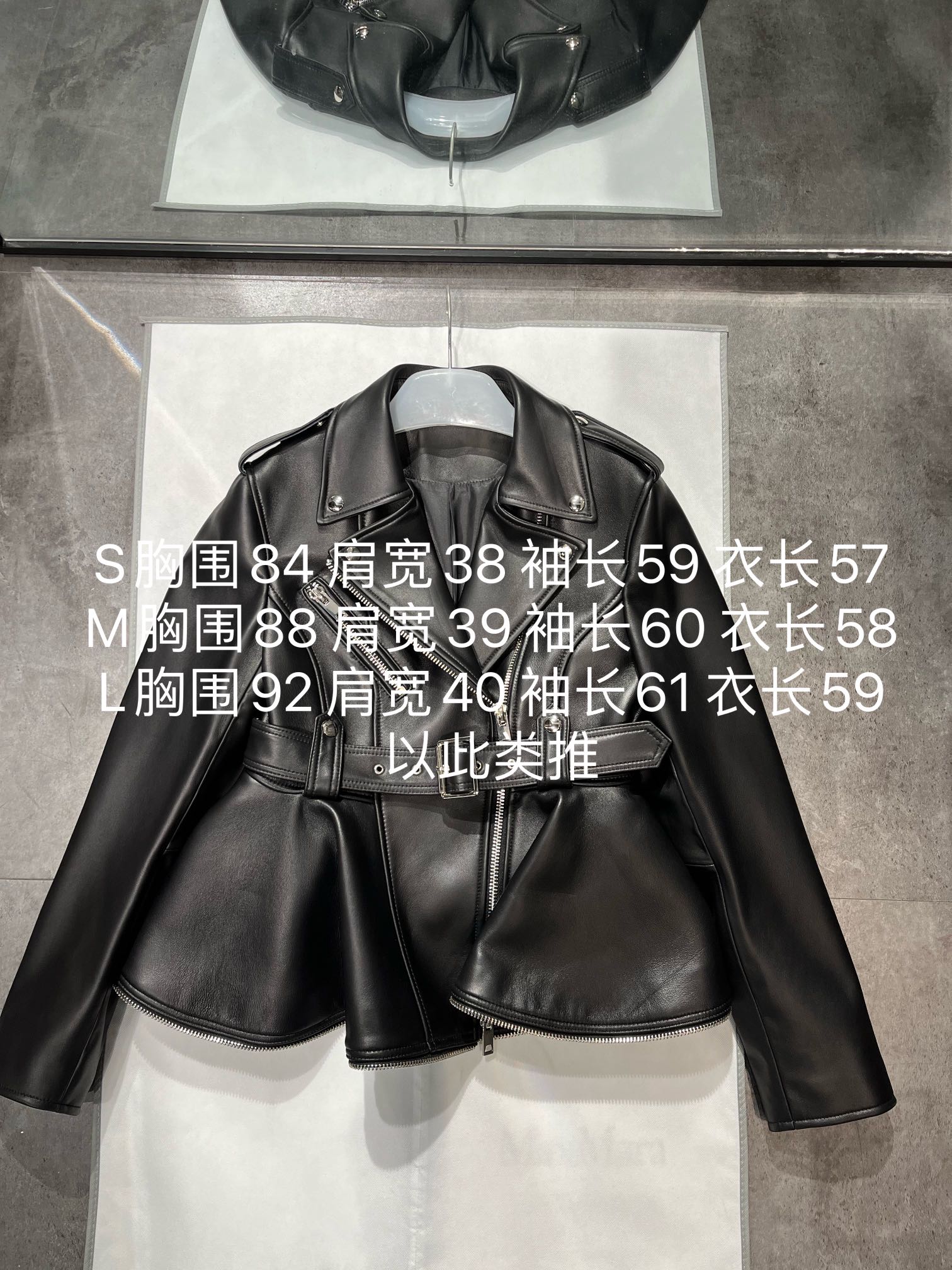 NO:721879,, McQueen swallowtail style sheepskin jacket with waisted waist, super slimming upper body. Black and red. The skirt is available for additional photos. Size S-19860909,麦昆燕尾式收腰羊皮外套,收腰设计,上身超级显身材.黑色和红色.裙子有空补实拍 尺寸S- Xxl码,收腰版型超正,大燕尾摆上身超级显瘦.黑色和红色,裙子有空补图,女装,alexander mcqueen,skirts,jackets & coats,sheepskin,,Women's clothing