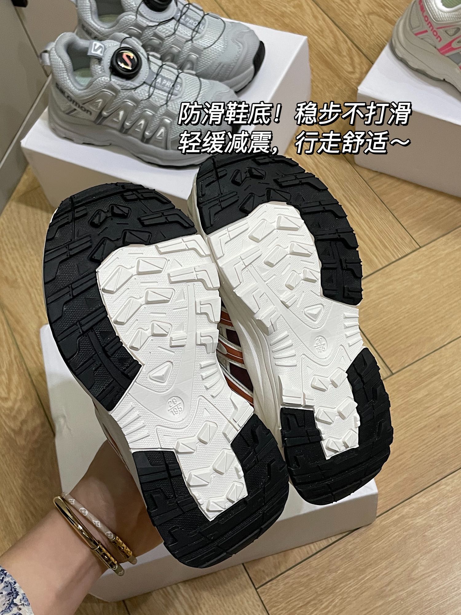 图片[7]-~ 这款鞋子最近怎么这么火🔥 鞋身自重很轻！透气网面，超透气！ 上脚之后就想焊在脚上🌟-选品中心