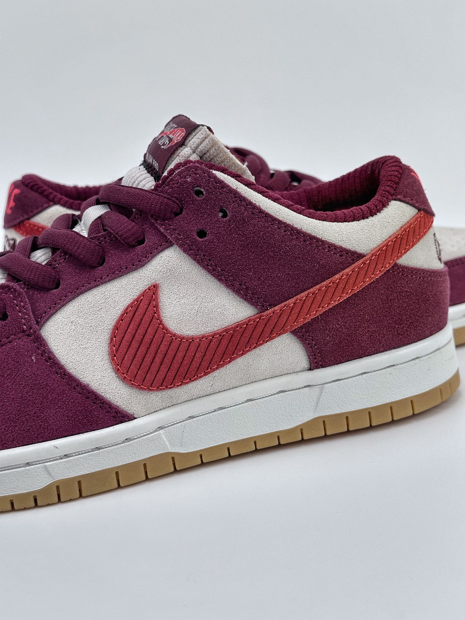 210 NIKE SB Dunk Low x Skate Like a Girl 草莓熊配色 DX4589-600