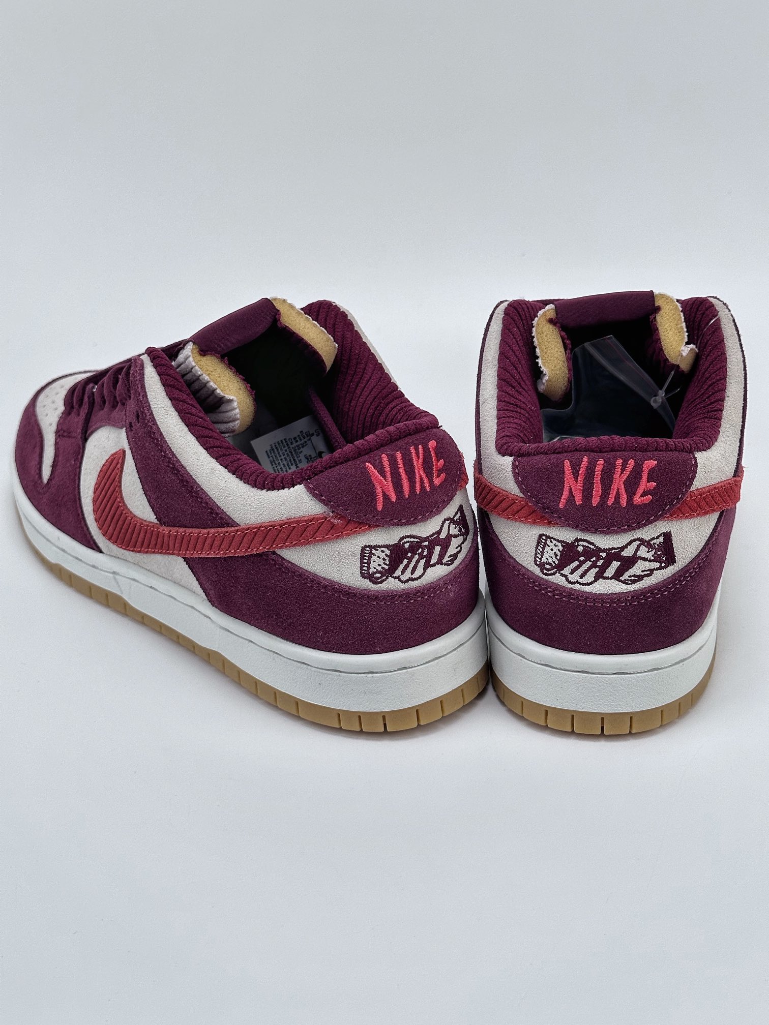 210 NIKE SB Dunk Low x Skate Like a Girl 草莓熊配色 DX4589-600