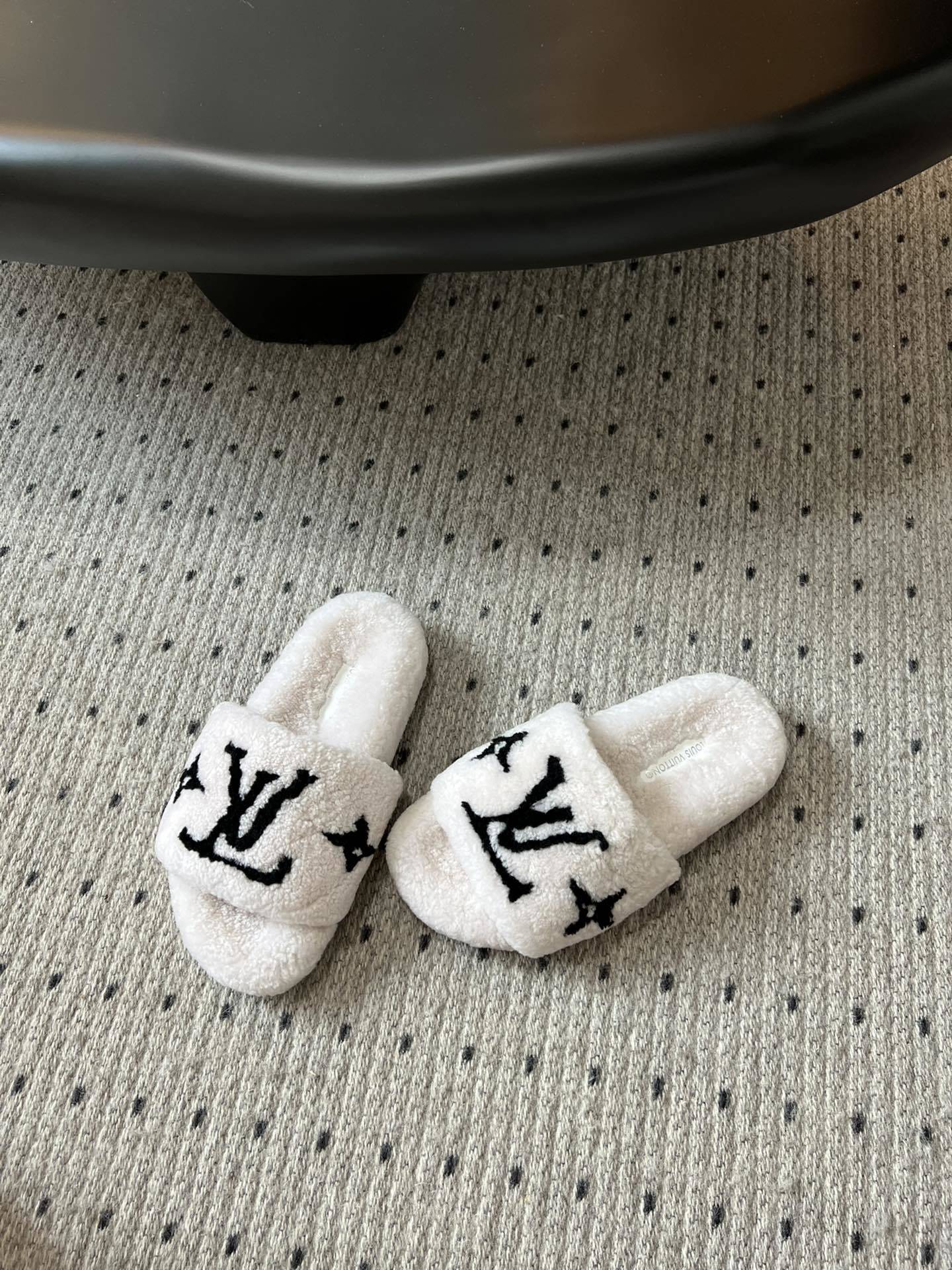 Lv驴牌新品泰迪羊毛拖自留款。超温暖的感觉,穿上仿佛踩在云朵上。家具,出行满分之选。主要他比一般的毛拖还