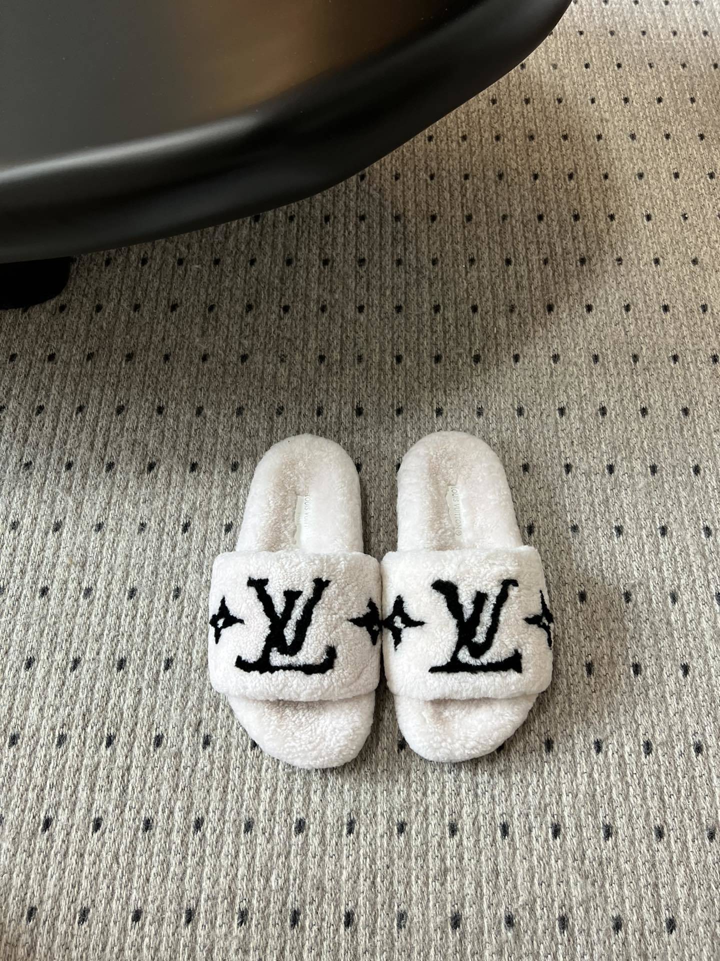 Lv驴牌新品泰迪羊毛拖自留款。超温暖的感觉,穿上仿佛踩在云朵上。家具,出行满分之选。主要他比一般的毛拖还