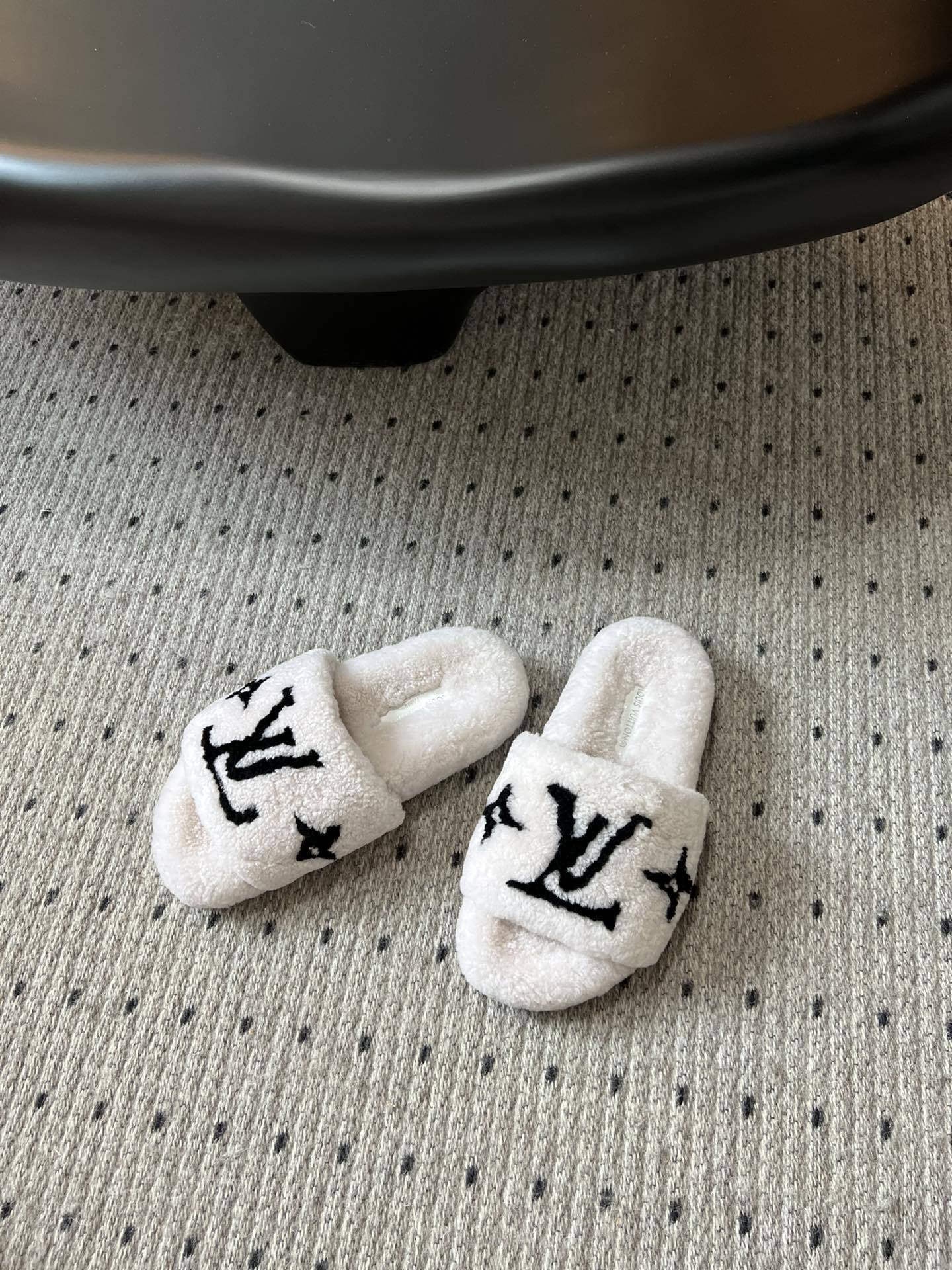 Lv驴牌新品泰迪羊毛拖自留款。超温暖的感觉,穿上仿佛踩在云朵上。家具,出行满分之选。主要他比一般的毛拖还