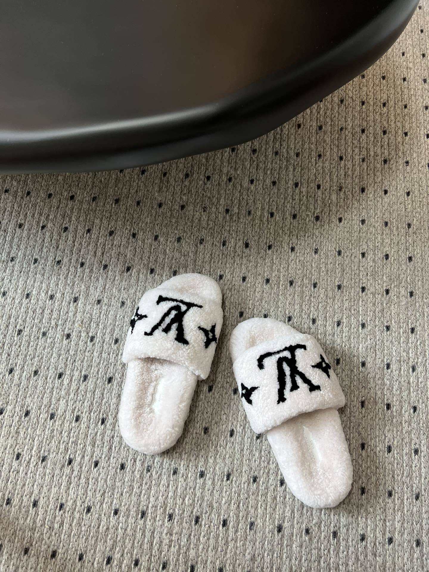 Lv驴牌新品泰迪羊毛拖自留款。超温暖的感觉,穿上仿佛踩在云朵上。家具,出行满分之选。主要他比一般的毛拖还