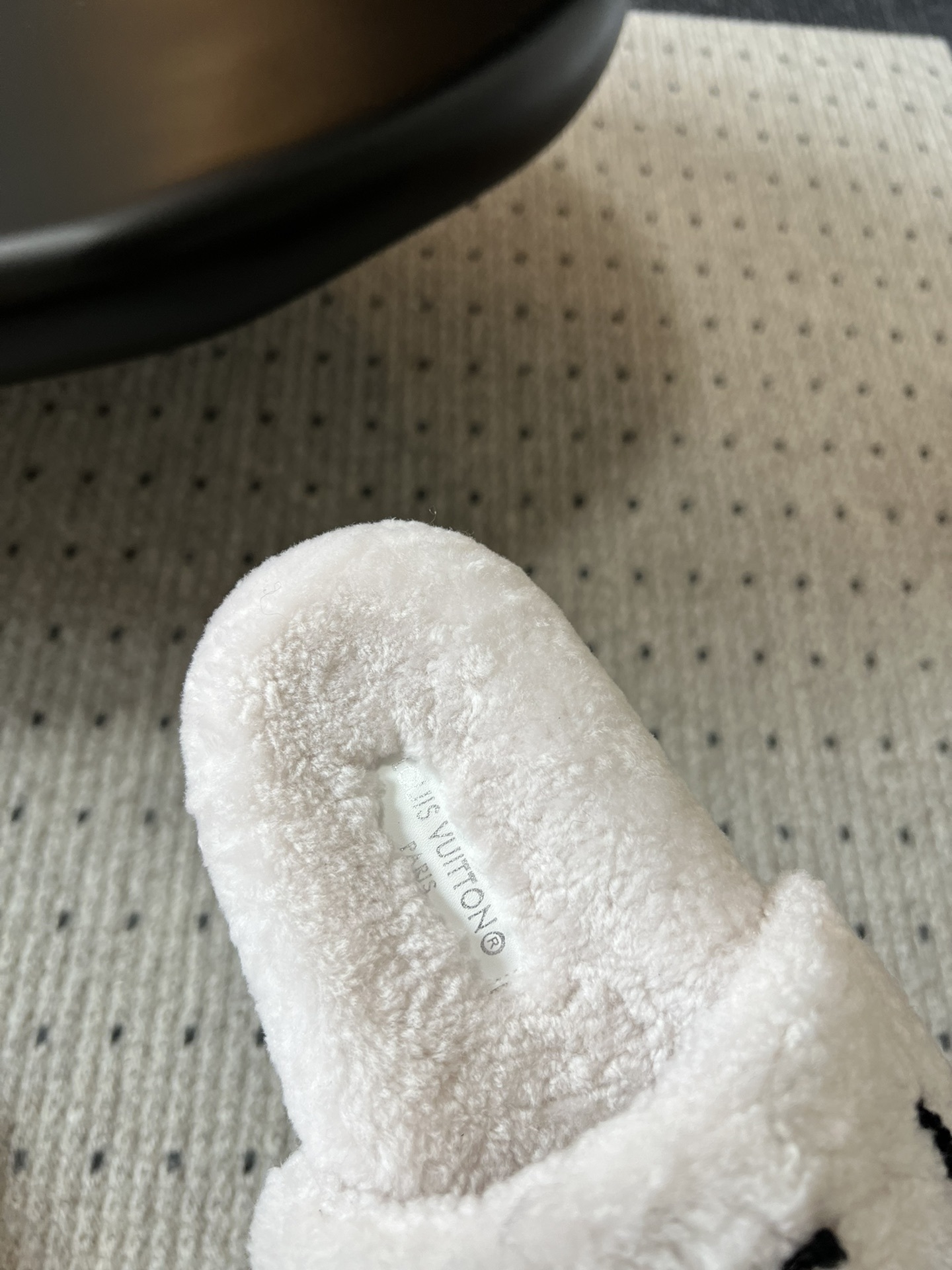 Lv驴牌新品泰迪羊毛拖自留款。超温暖的感觉,穿上仿佛踩在云朵上。家具,出行满分之选。主要他比一般的毛拖还