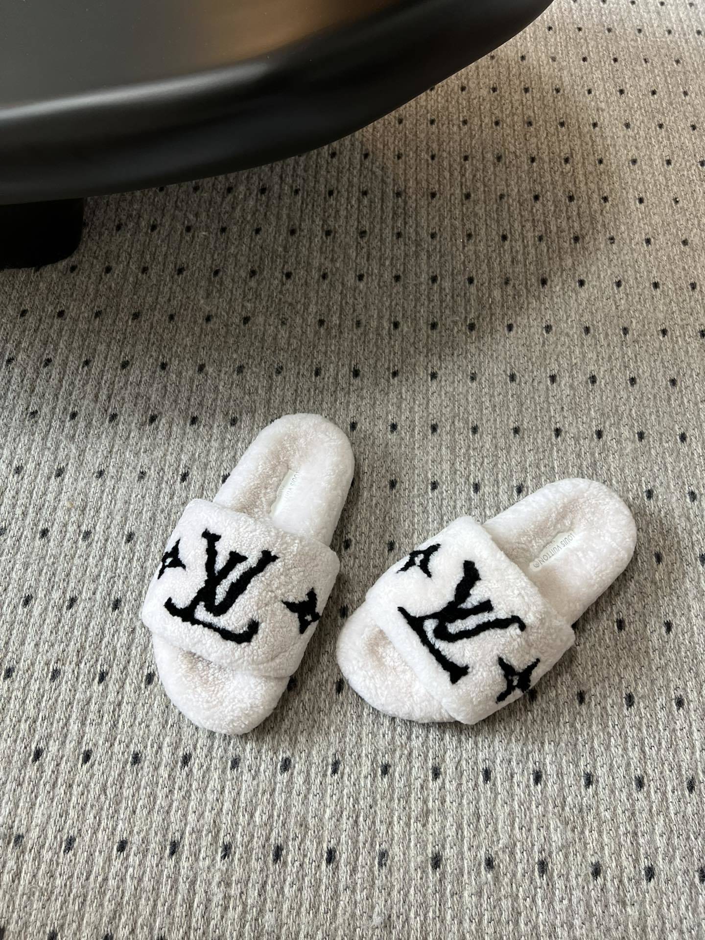 Lv驴牌新品泰迪羊毛拖自留款。超温暖的感觉,穿上仿佛踩在云朵上。家具,出行满分之选。主要他比一般的毛拖还