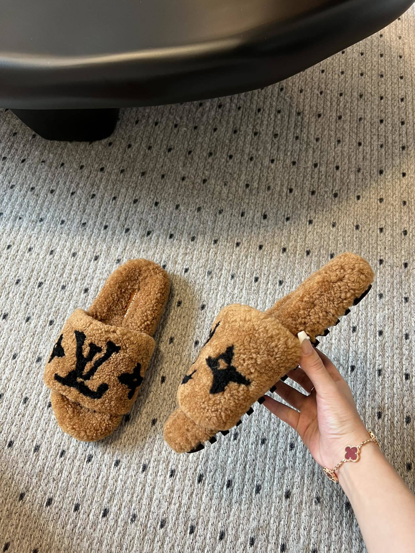 Lv驴牌新品泰迪羊毛拖自留款。超温暖的感觉,穿上仿佛踩在云朵上。家具,出行满分之选。主要他比一般的毛拖还