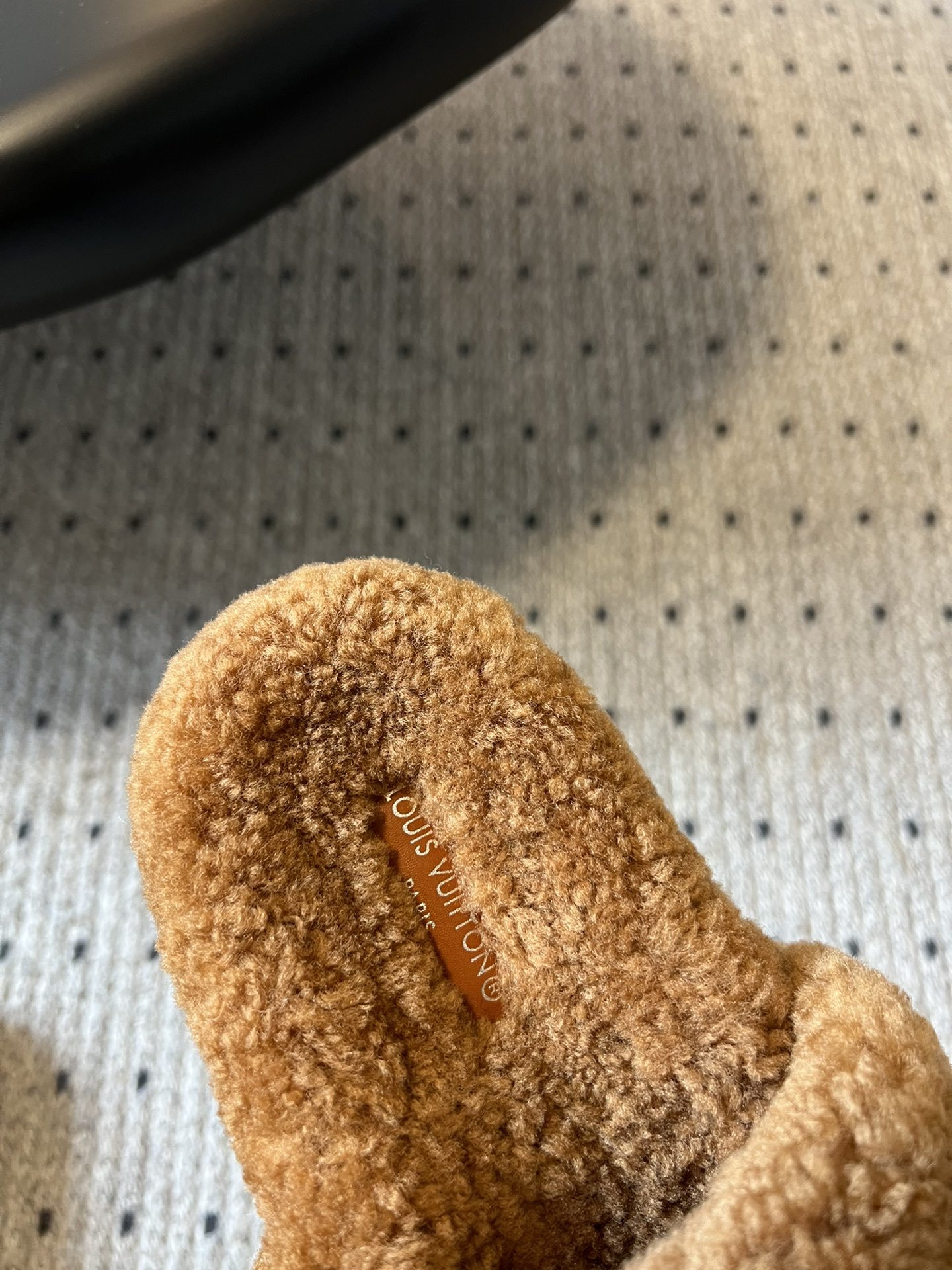 Lv驴牌新品泰迪羊毛拖自留款。超温暖的感觉,穿上仿佛踩在云朵上。家具,出行满分之选。主要他比一般的毛拖还