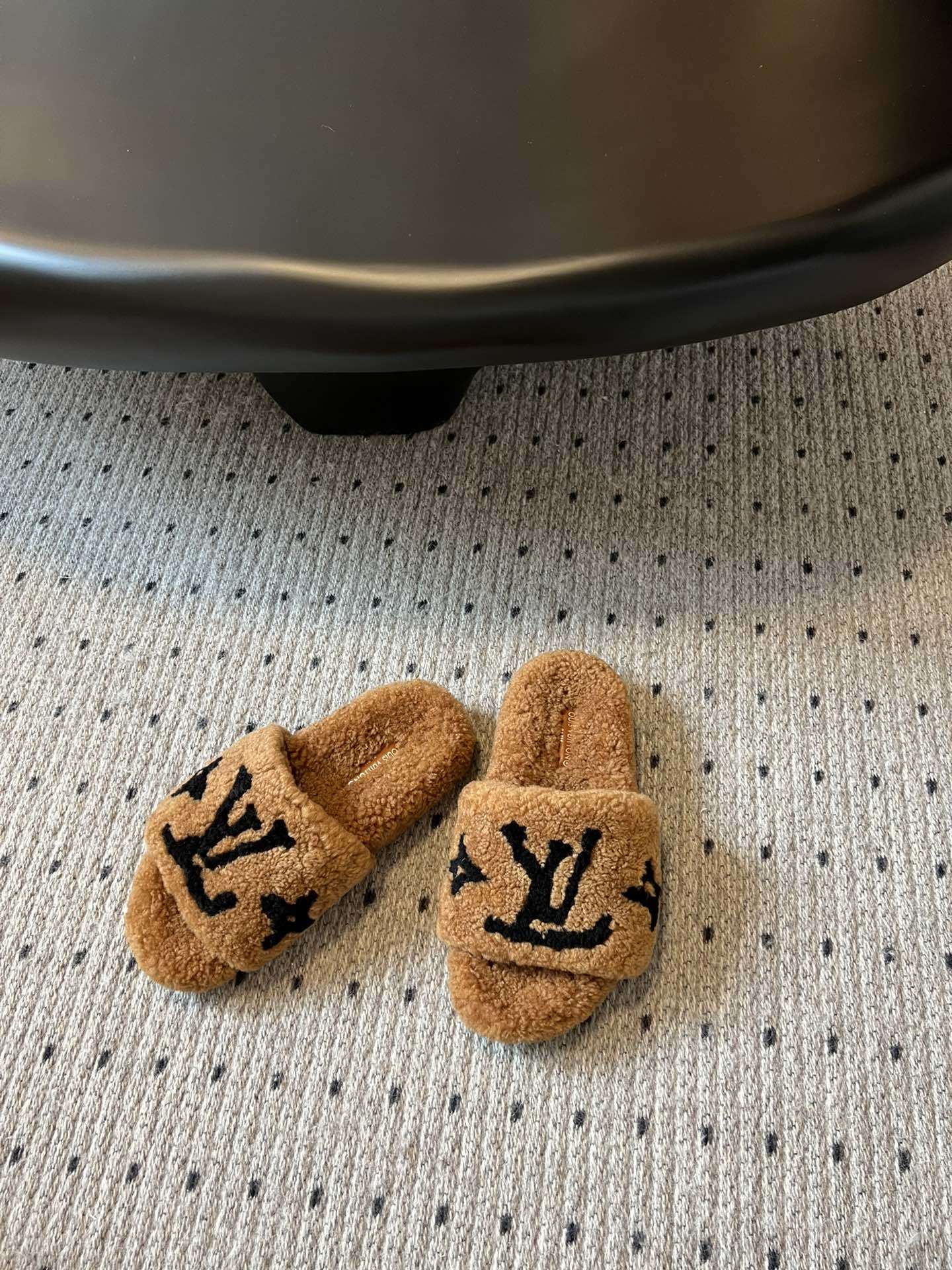 Lv驴牌新品泰迪羊毛拖自留款。超温暖的感觉,穿上仿佛踩在云朵上。家具,出行满分之选。主要他比一般的毛拖还