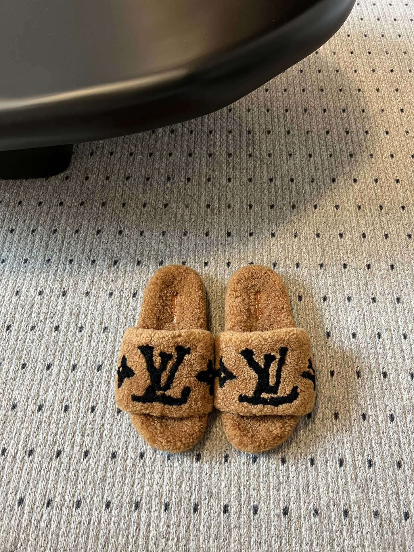 Lv驴牌新品泰迪羊毛拖自留款。超温暖的感觉,穿上仿佛踩在云朵上。家具,出行满分之选。主要他比一般的毛拖还