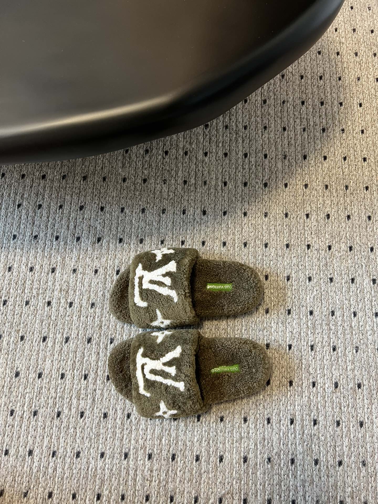 Lv驴牌新品泰迪羊毛拖自留款。超温暖的感觉，穿上仿佛踩在云朵上。家具，出行满分之选。主要他比一般的毛拖还