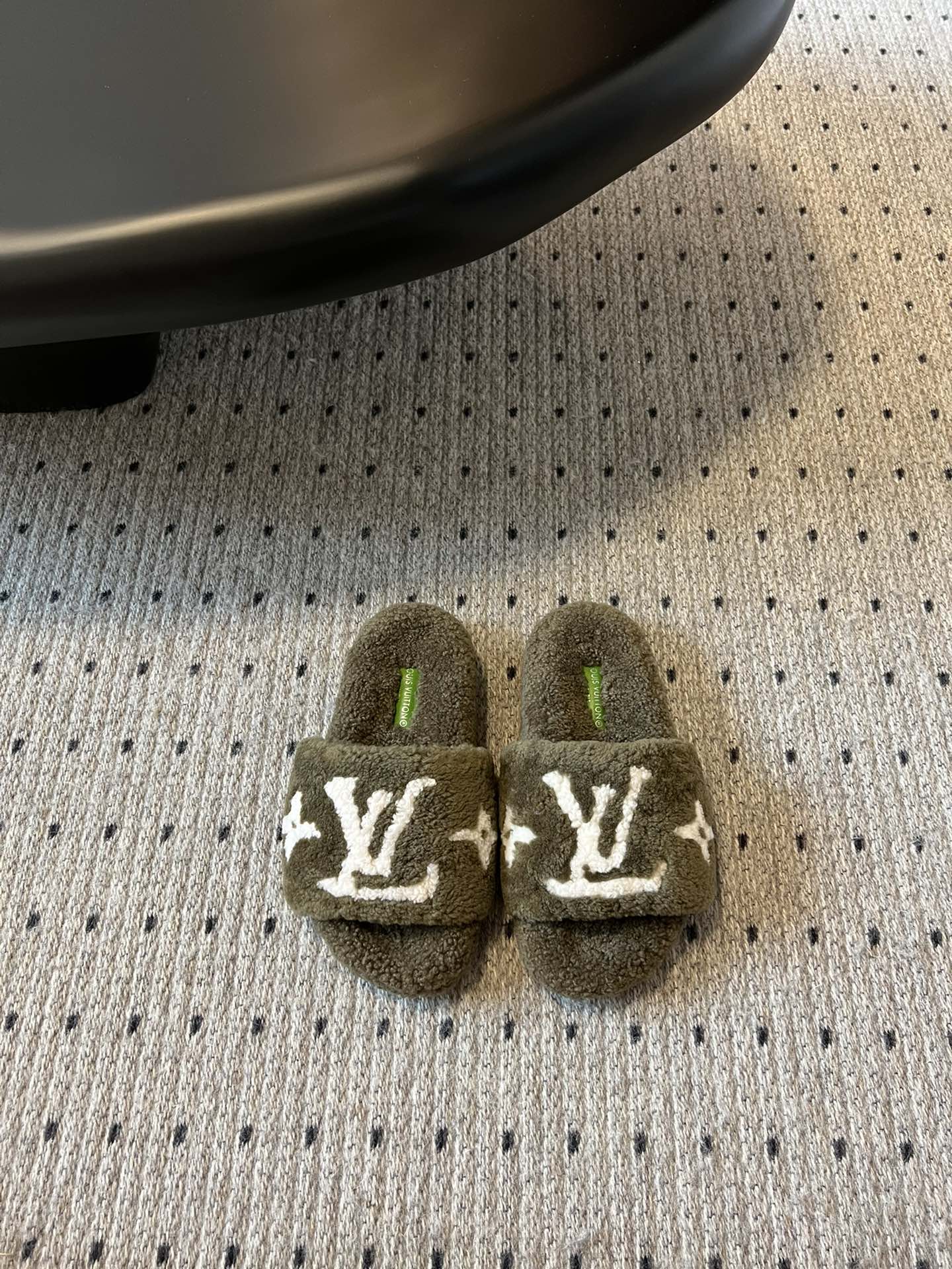 Lv驴牌新品泰迪羊毛拖自留款。超温暖的感觉，穿上仿佛踩在云朵上。家具，出行满分之选。主要他比一般的毛拖还